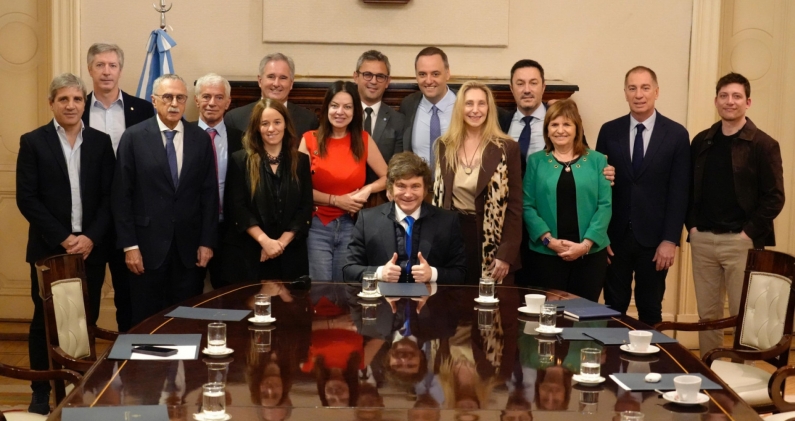 Javier Milei junto a los integrantes de su gabinete tras una reunión en la Casa Rosada. PRESIDENCIA Javier Milei junto a los integrantes de su gabinete tras una reunión en la Casa Rosada. PRESIDENCIA