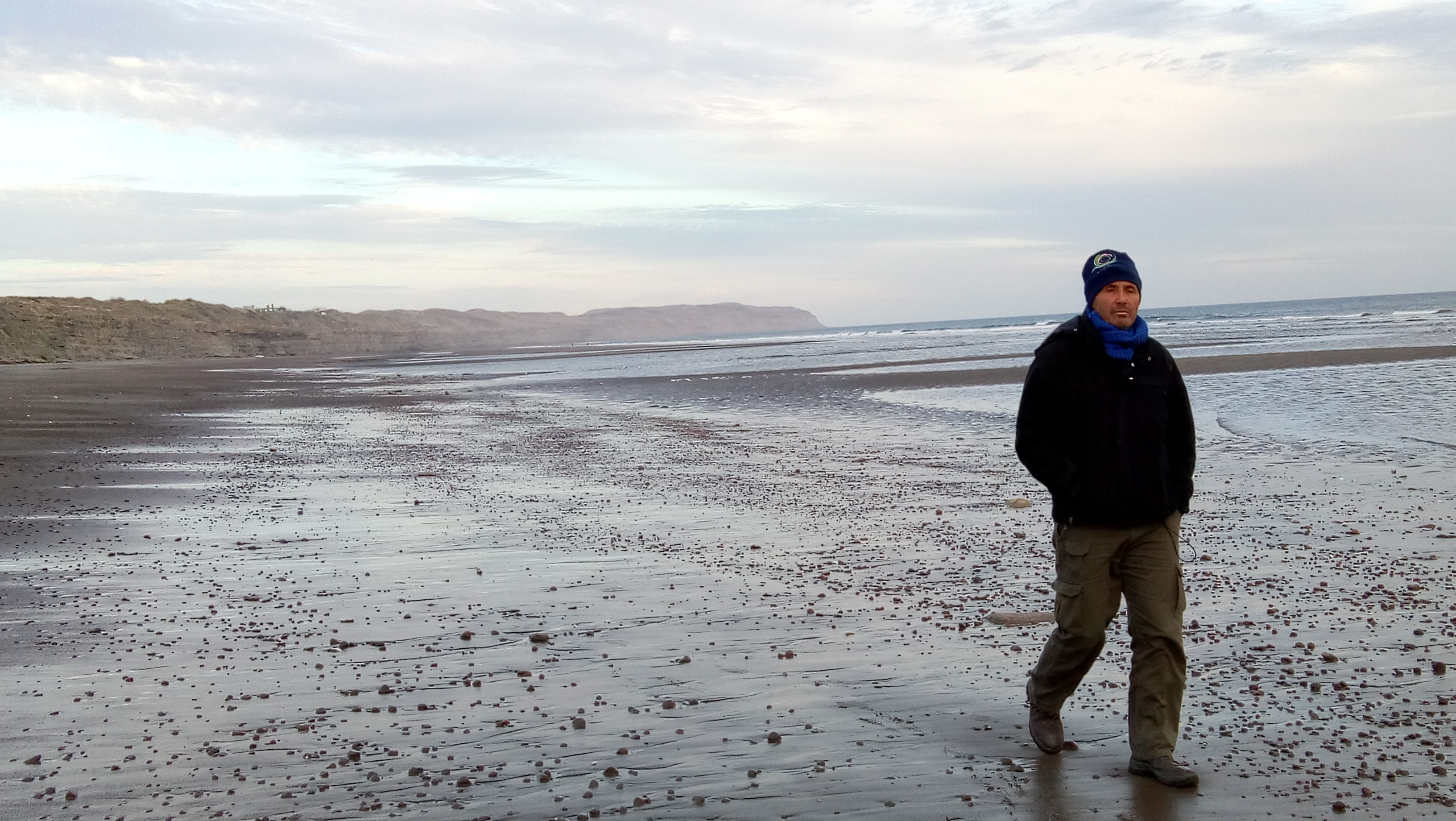 El escritor Juan Bautista Duizeide, cuya antología 'Con vista al mar' (Adriana Hidalgo) reivindica la playa como un territorio literario. CORTESÍA