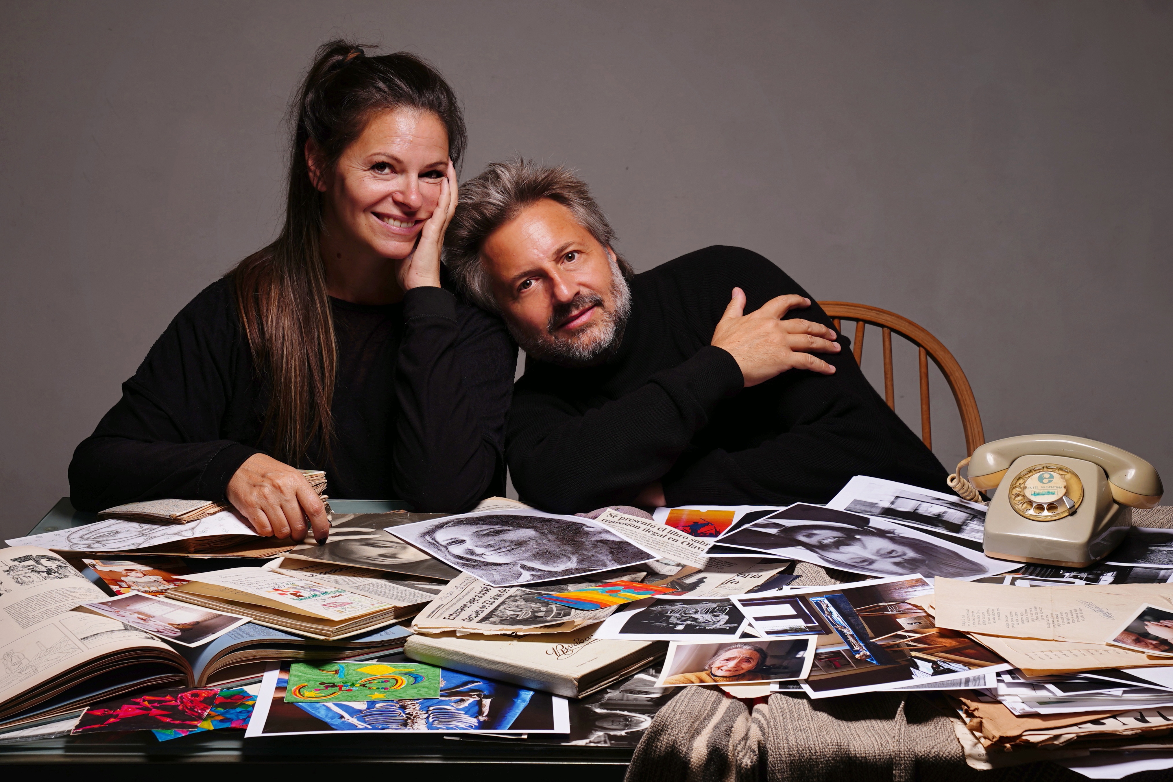 Ana Julia y Martín Bonetto reconstruyen en 'Hubo una vez un patio' (Planeta) la historia familiar que la dictadura intentó borrar, a partir de fotografías, cartas y recuerdos. CORTESÍA