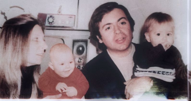 Una de las últimas fotografías familiares de Anna María Mobili, José Roberto Bonetto y sus hijos, Ana Julia y Martín. CORTESÍA