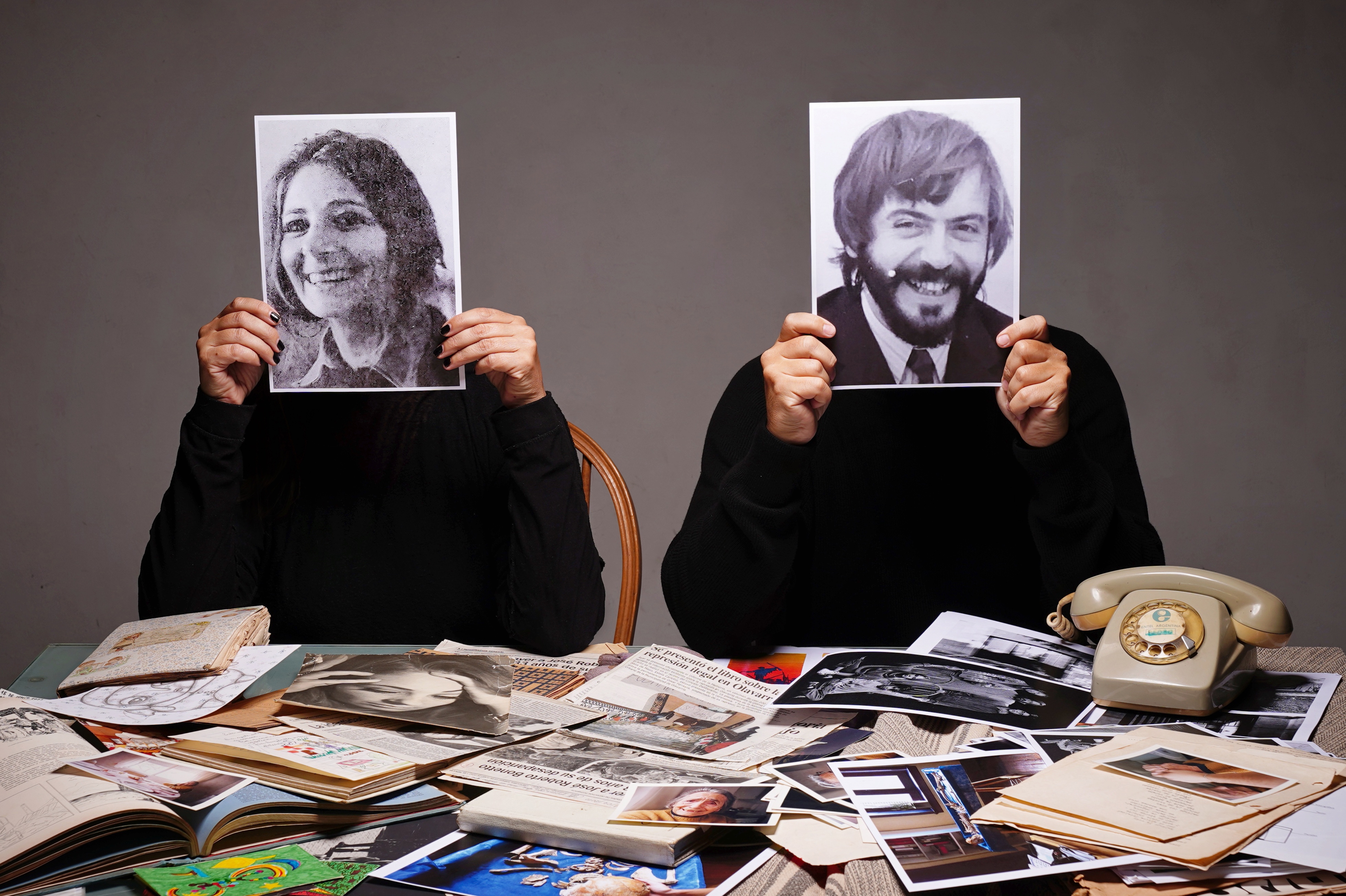 Ana Julia y Martín Bonetto sostienen los retratos de sus padres, Anna María Mobili y José Roberto Bonetto. CORTESÍA