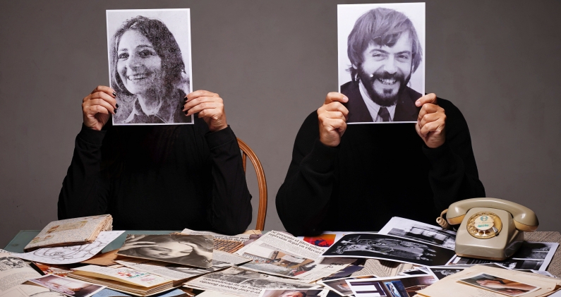 Ana Julia y Martín Bonetto sostienen los retratos de sus padres, Anna María Mobili y José Roberto Bonetto. CORTESÍA
