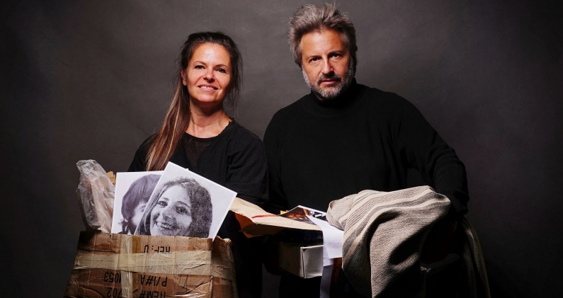 Ana Julia y Martín Bonetto junto al archivo familiar que convirtió la memoria en un libro. CORTESÍA