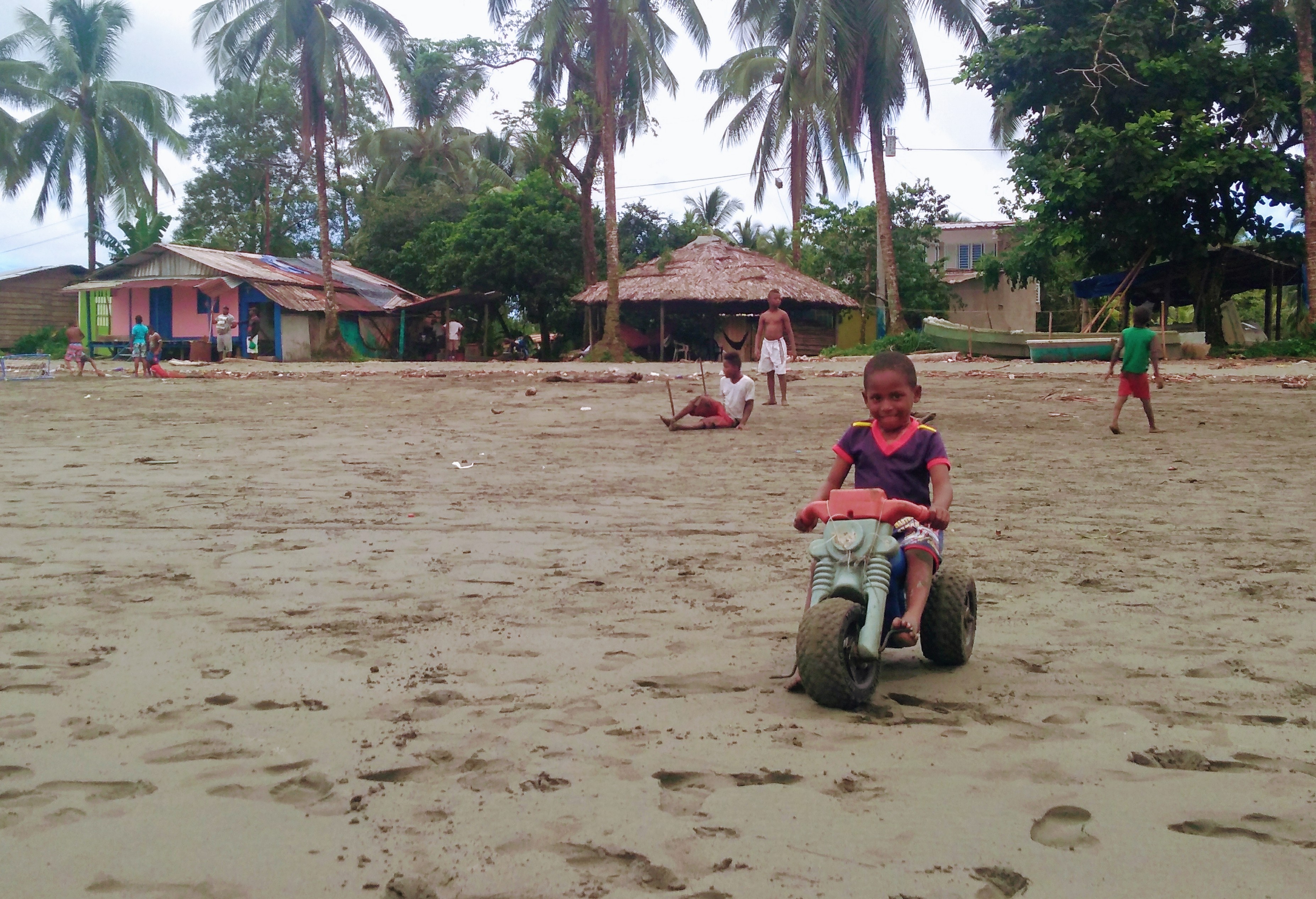 Niños juegan en la playa de Juanchaco, en la costa colombiana. Durante décadas, miles de menores fueron reclutados por guerrillas y grupos paramilitares. RICARDO HINCAPIÉ TRUJILLO