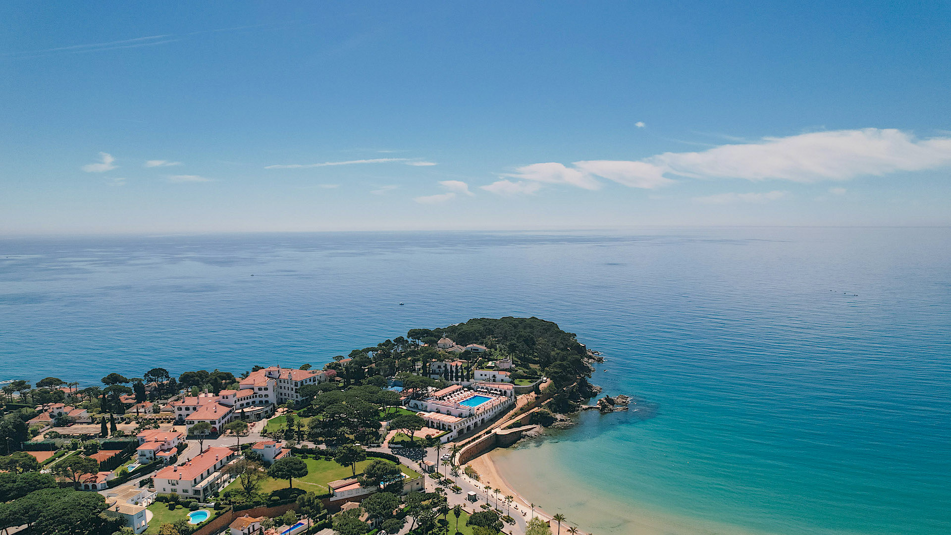 Vista aérea de S'Agaró y el Hostal de La Gavina, el gran proyecto de Josep Ensesa Gubert. CORTESÍA Vista aérea de S'Agaró y el Hostal de La Gavina, el gran proyecto de Josep Ensesa Gubert. CORTESÍA