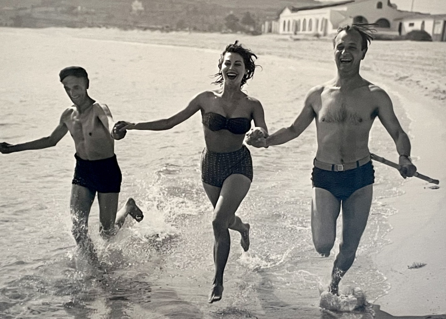 Ava Gardner, junto a Nigel Patrick y John Laurie, durante el rodaje de 'Pandora y el holandés errante'. CORTESÍA