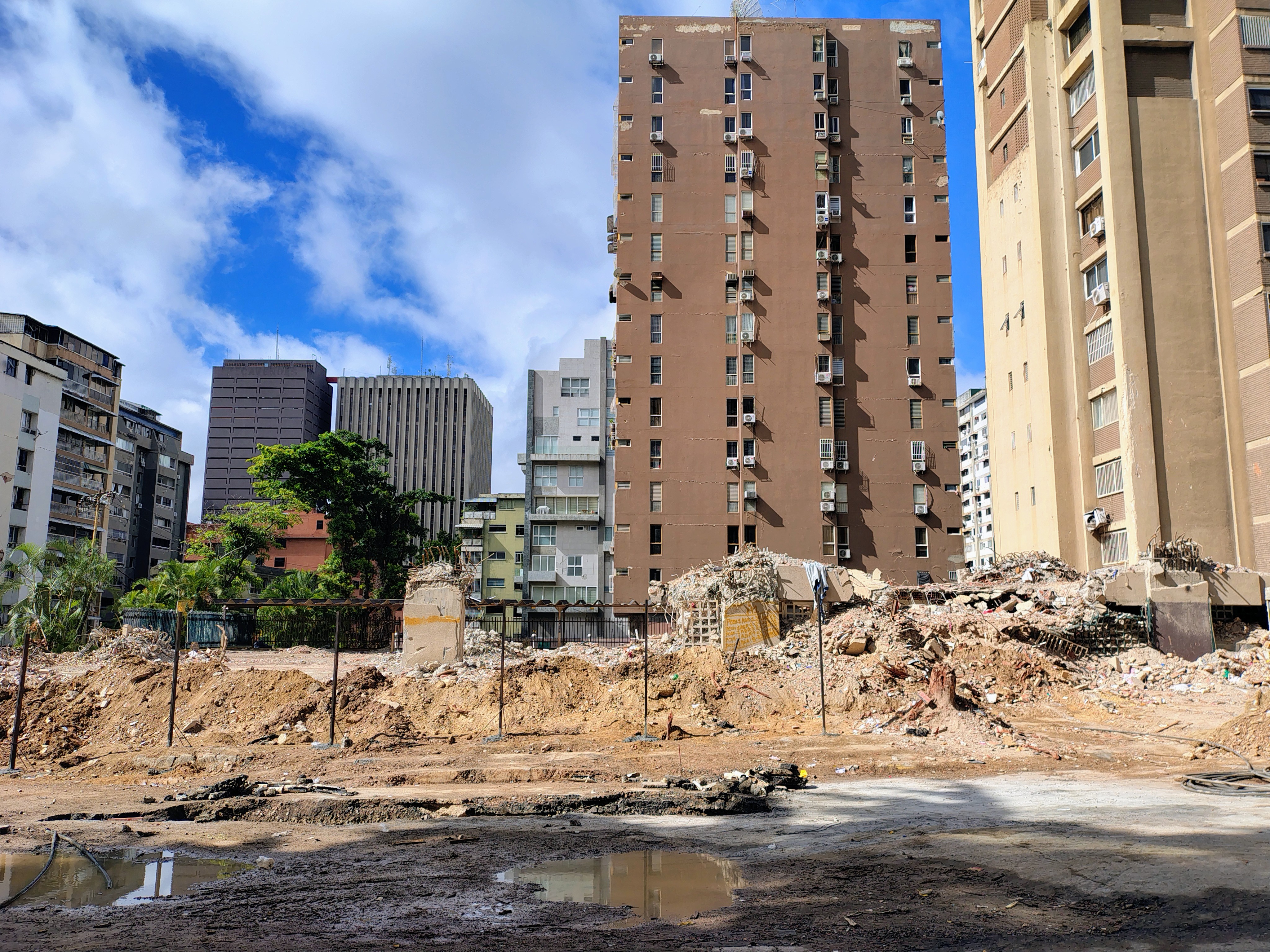 Continúa la remoción de escombros del edificio Petunia, uno de los tres edificios residenciales que colapsaron en Chacao. KY