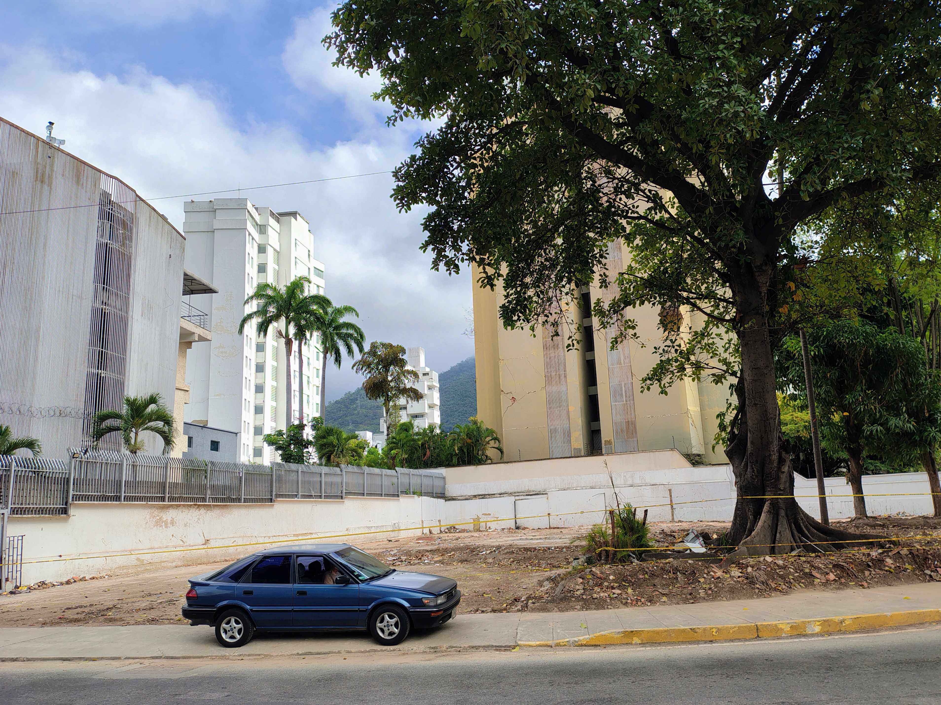 El solar que ocupaba el edificio Obelisco, en la avenida Luis Roche de Chacao, tras la retirada de los escombros. KAORU YONEKURA