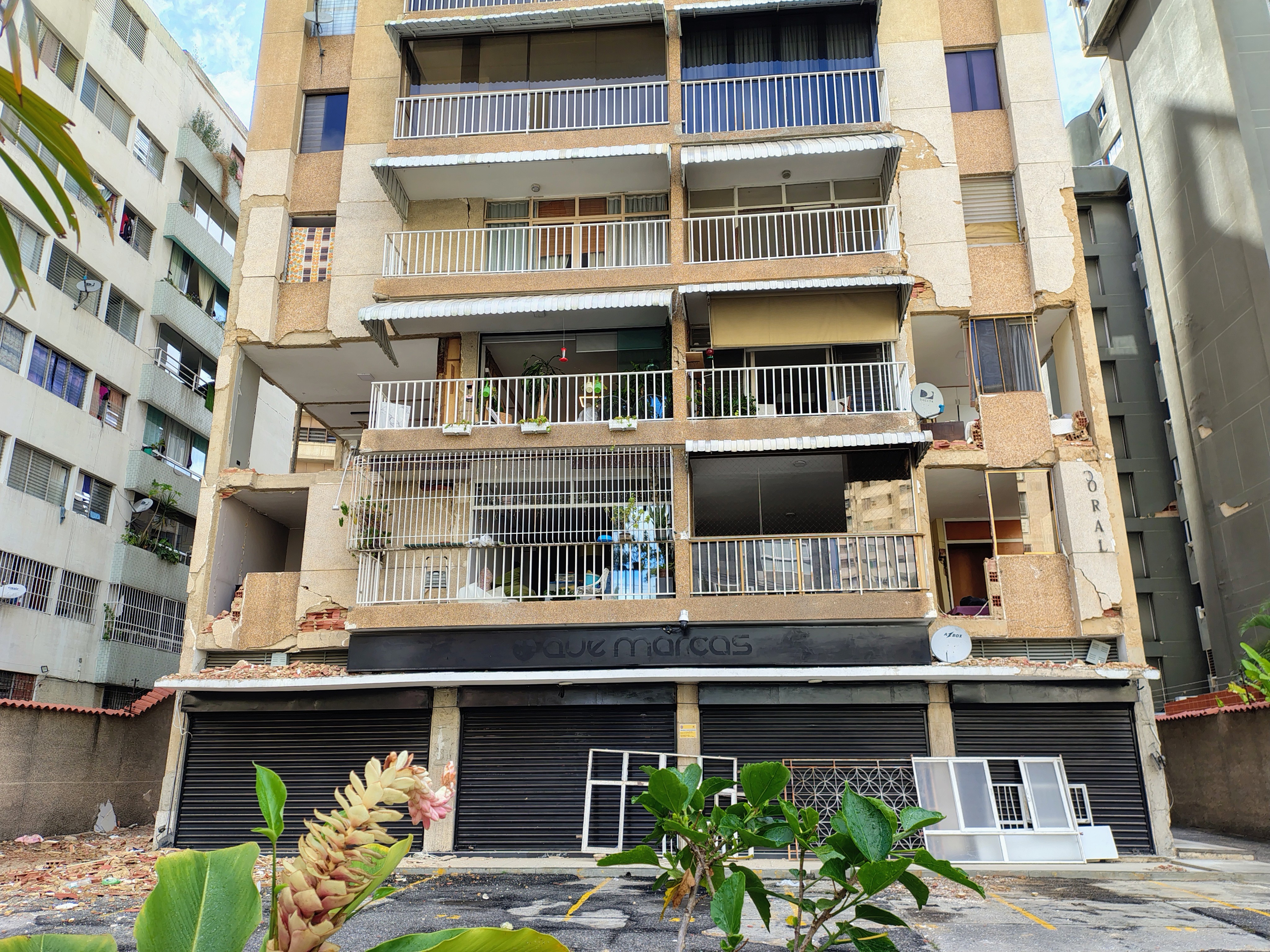 Las consecuencias del terremoto siguen visibles en Chacao, donde 157 edificaciones tienen acceso restringido o uso limitado y otras 46 presentan alto riesgo de derrumbe. KY
