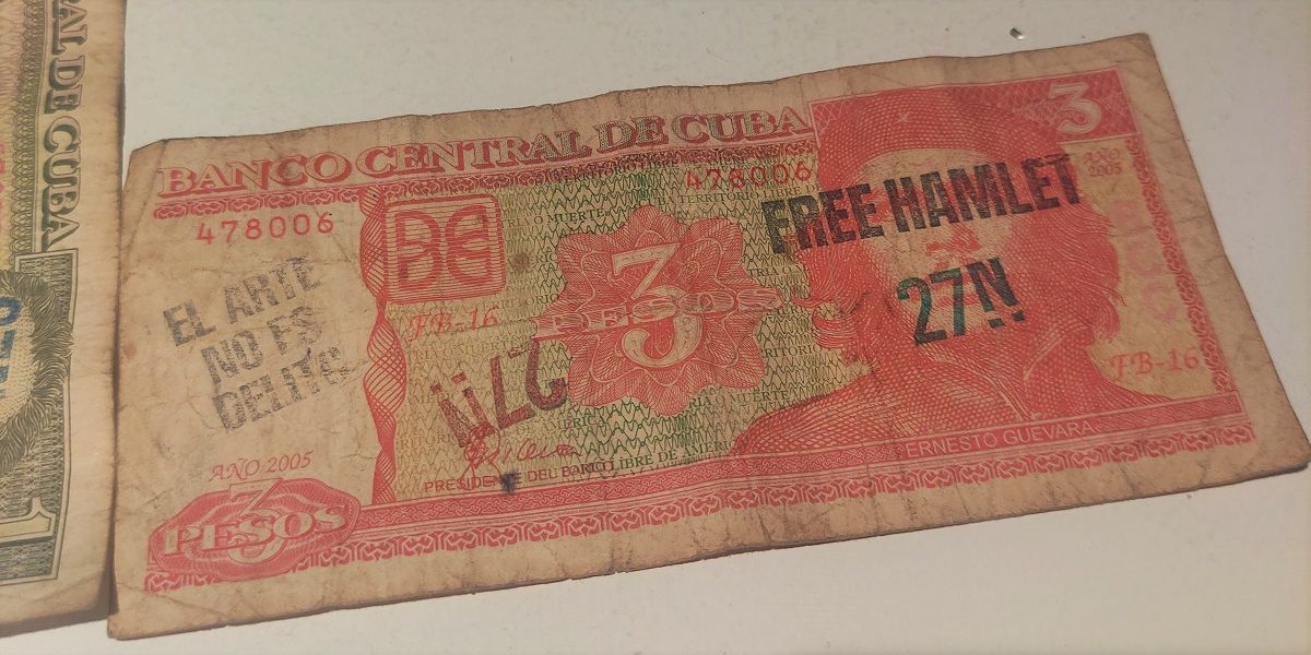 Billete de 3 pesos cubanos con mensaje de apoyo a Hamlet Lavastida mostrado en la feria Arco de Madrid el 8 de julio. IGNACIO ROMO