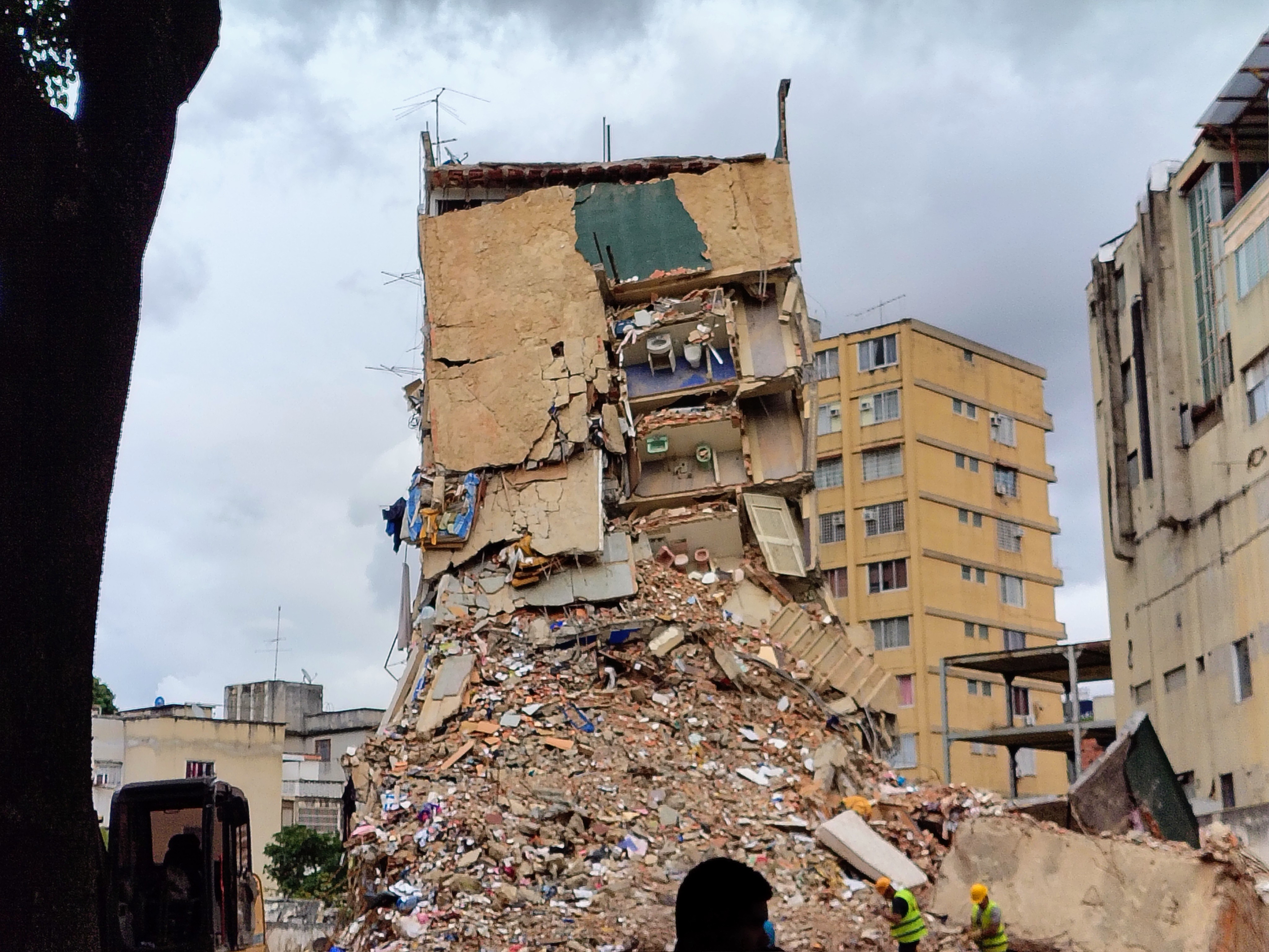 El edificio Moisés, en la urbanización San Bernardino de Caracas, donde los últimos restos recuperados fueron los de Oriana Ustáriz, de 25 años, que murió abrazando a su perrita. KAORU YONEKURA