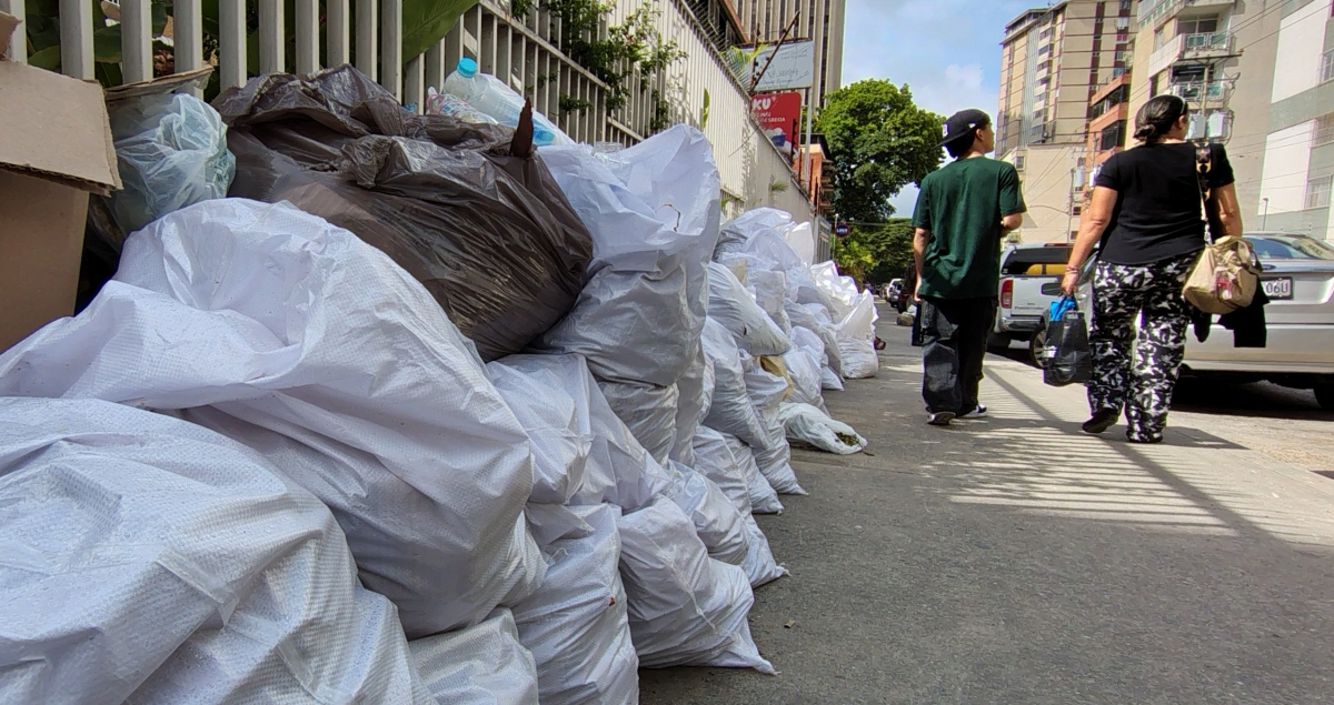 Naciones Unidas estima 1,2 millones de toneladas de escombros solo en La Guaira. Los habitantes de Caracas siguen circulando entre ellos. KY