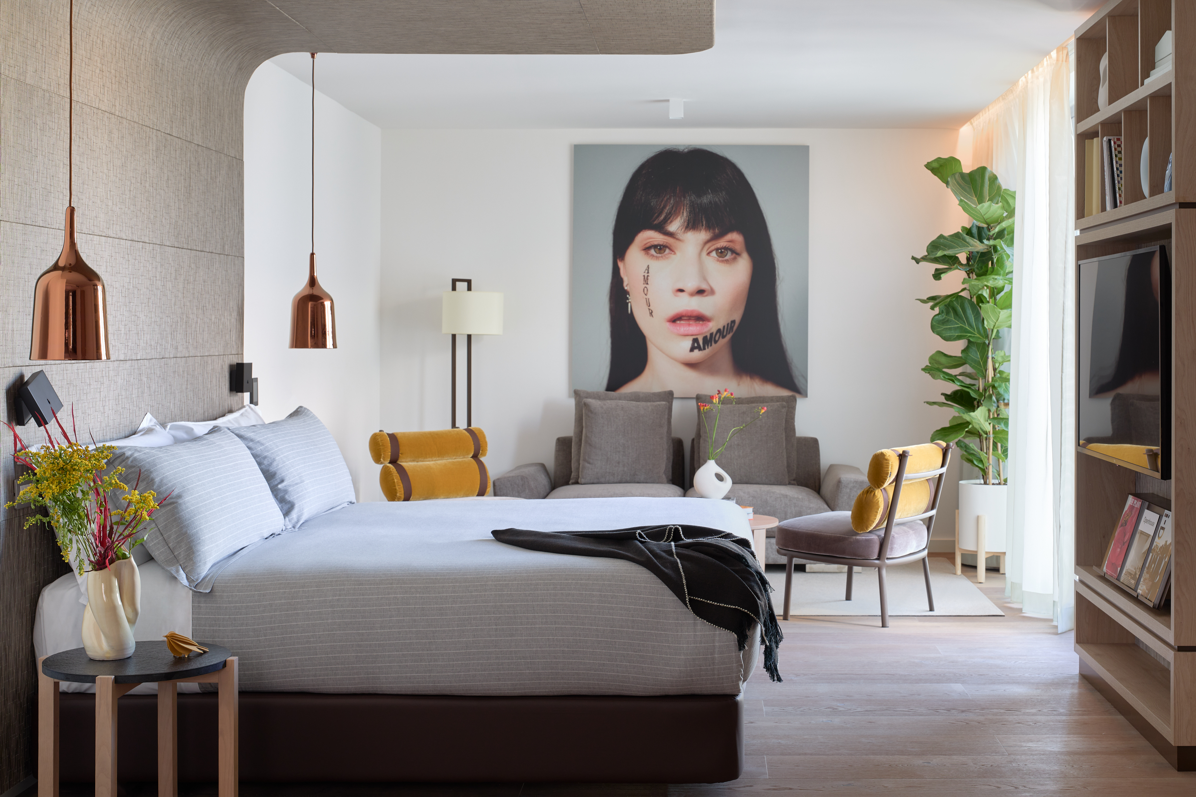 Una de las habitaciones del ME Barcelona, un hotel que integra arte, diseño, música y moda en una propuesta cultural contemporánea. CORTESÍA