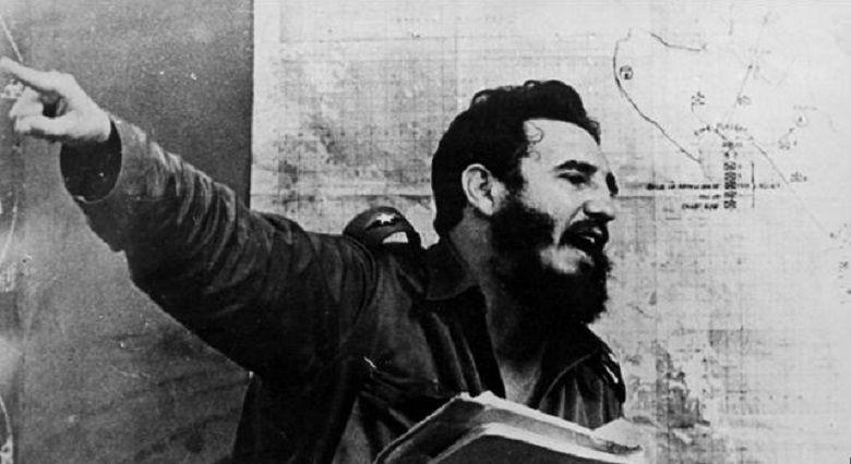 Fidel Castro, pronunciando un discurso, en 1961. INSTITUTO DE HISTORIA DE CUBA