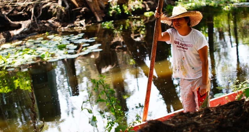 Huitzitzilli Flores llega a una chinampa después del viaje en canoa. DTP Huitzitzilli Flores llega a una chinampa después del viaje en canoa. DTP