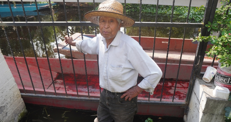 José Miguel Flores Paz reposando en su hogar. Su casa conecta directamente con uno de los canales. José Miguel Flores Paz reposando en su hogar. Su casa conecta directamente con uno de los canales.