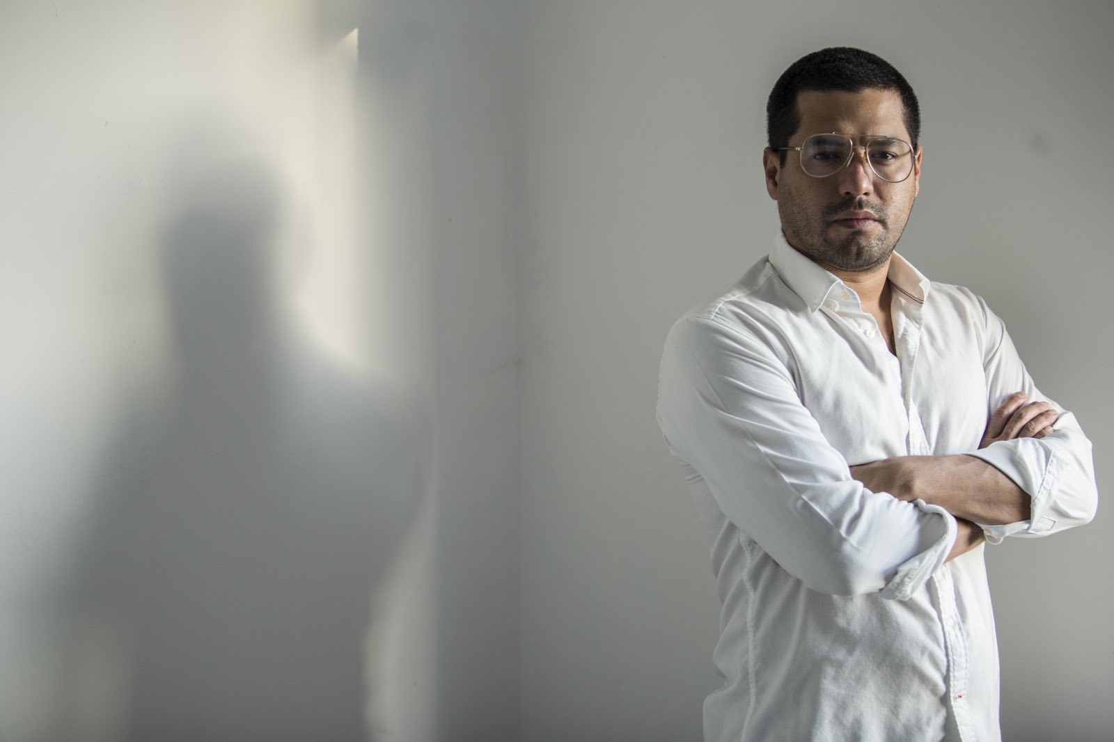 Óscar Martínez, periodista salvadoreño exiliado por la persecución del régimen de Nayib Bukele, acaba de publicar 'Bukele, el rey desnudo', un ensayo sobre el ascenso del mandatario. CORTESÍA