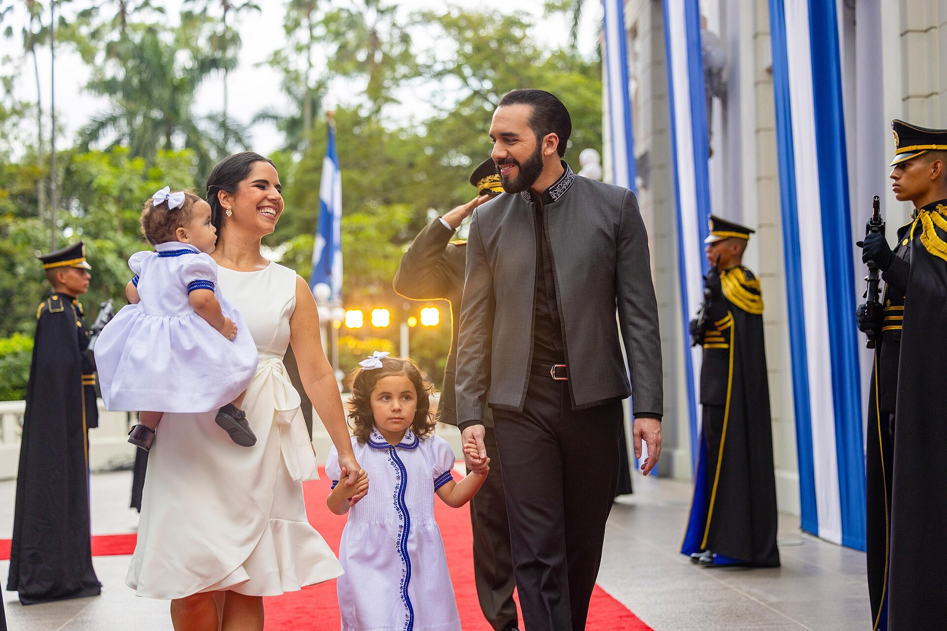 Bukele, junto a su esposa y sus dos hijas, durante un acto oficial en 2024. CASA PRESIDENCIAL EL SALVADOR