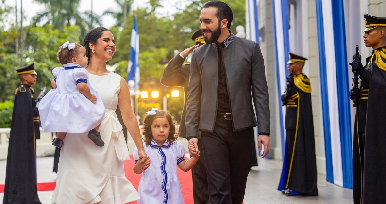 Bukele, junto a su esposa y sus dos hijas, durante un acto oficial en 2024. CASA PRESIDENCIAL EL SALVADOR Bukele, junto a su esposa y sus dos hijas, durante un acto oficial en 2024. CASA PRESIDENCIAL EL SALVADOR