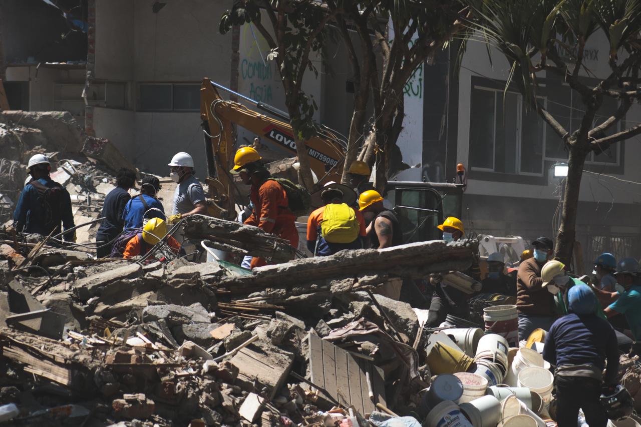Equipos de emergencia trabajan entre los escombros tras el terremoto que golpeó Cali, Colombia, el 10 de agosto de 2026. WORLD CENTRAL KITCHEN