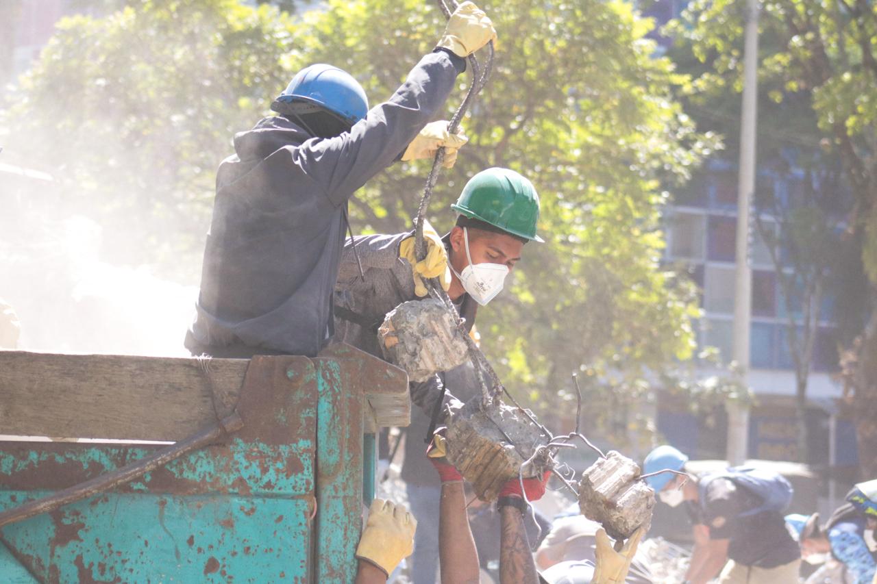 Voluntarios retiran escombros en Cali tras el terremoto del 10 de agosto. WORLD CENTRAL KITCHEN