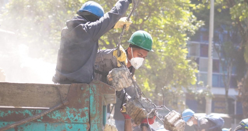 Voluntarios retiran escombros en Cali tras el terremoto del 10 de agosto. WORLD CENTRAL KITCHEN Voluntarios retiran escombros en Cali tras el terremoto del 10 de agosto. WORLD CENTRAL KITCHEN