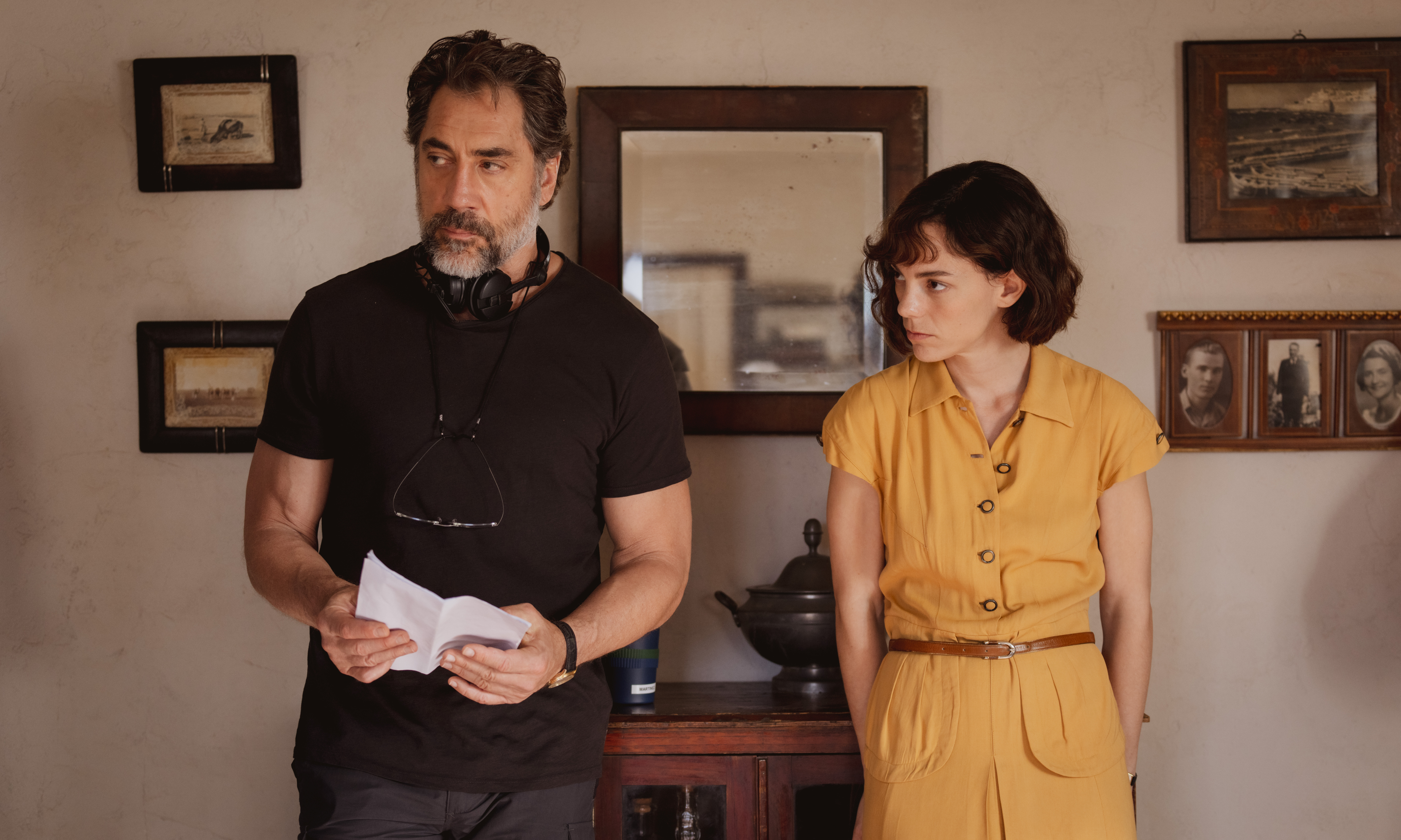 Javier Bardem y Victoria Luengo, padre e hija en 'El ser querido', durante el rodaje de la película. MANOLO PAVÓN