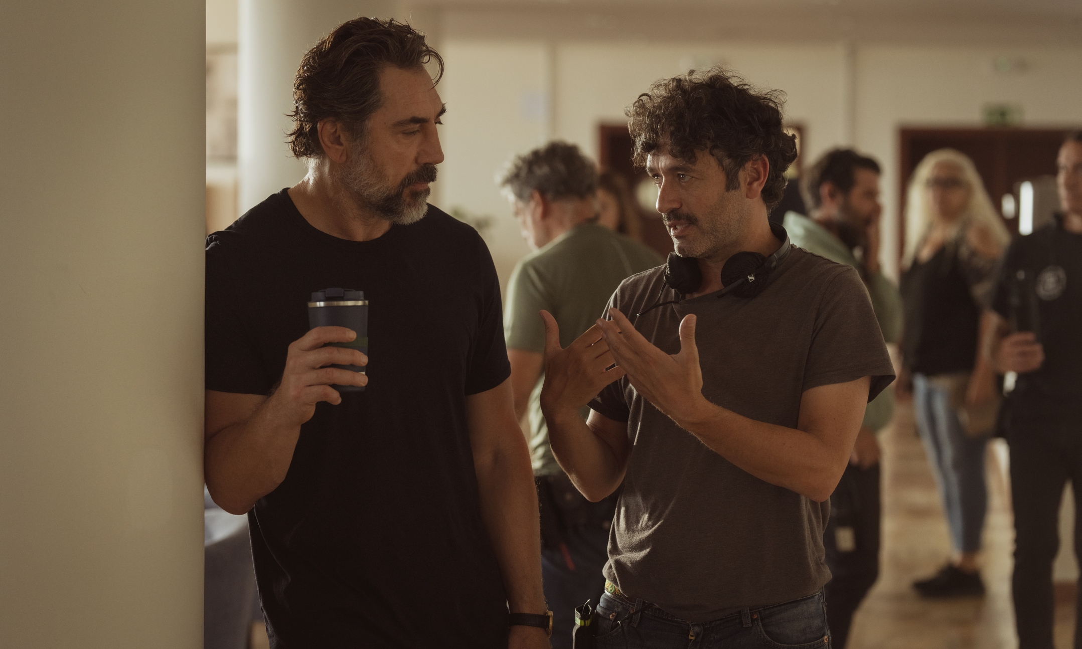 Rodrigo Sorogoyen conversa con Javier Bardem durante el rodaje. MANOLO PAVÓN