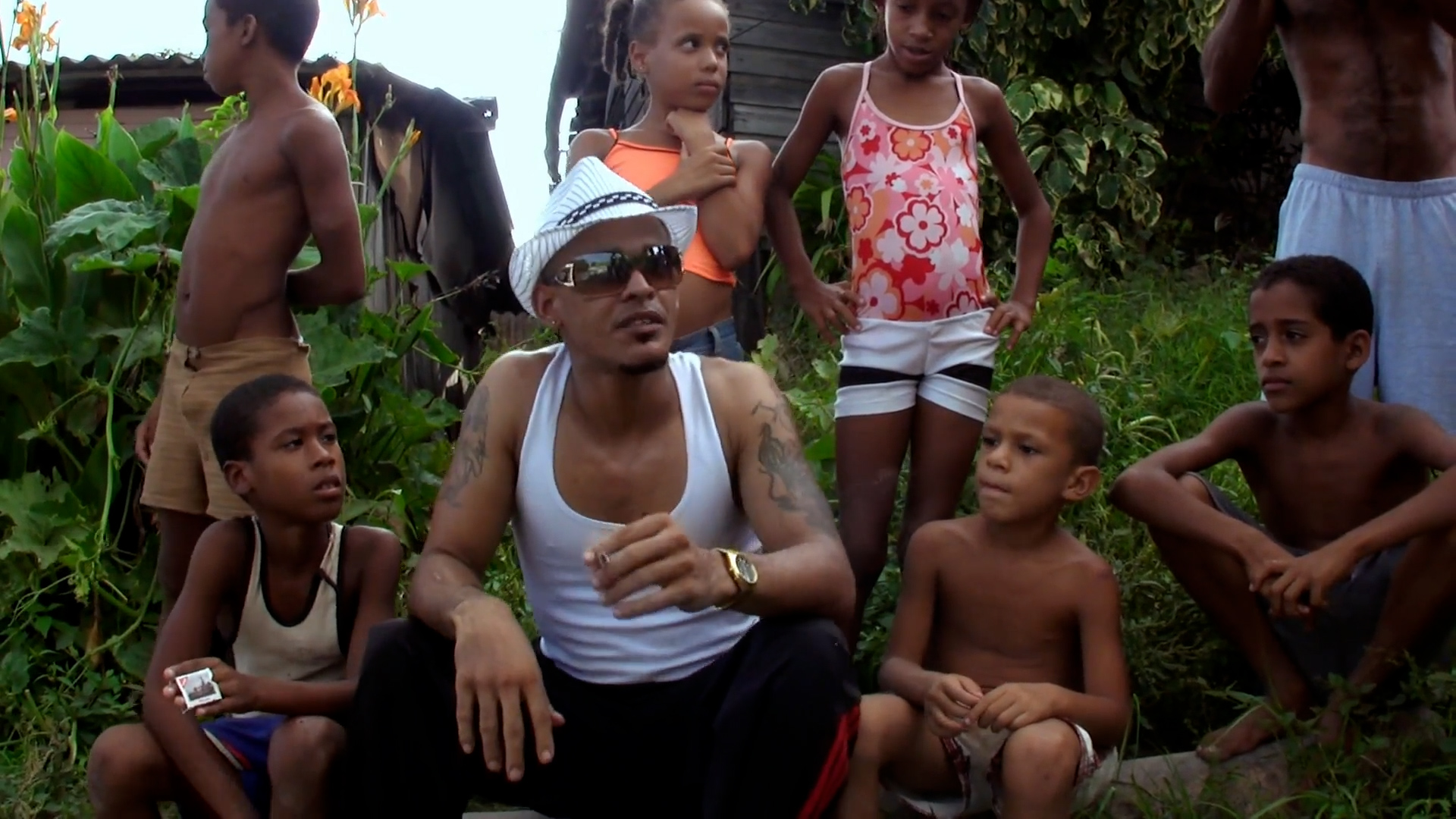Candyman, pionero del reguetón cubano, conversa con niños de su barrio. JUAN CARLOS ALOM Candyman, pionero del reguetón cubano, conversa con niños de su barrio. JUAN CARLOS ALOM