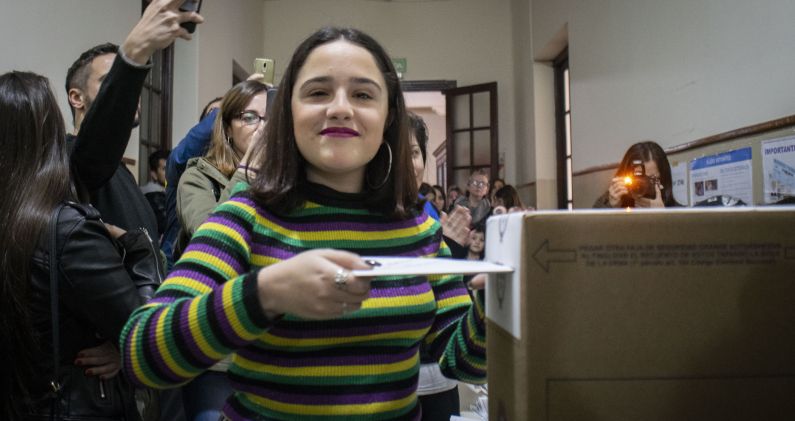 Ofelia Fernández, votando en las elecciones presidenciales de Argentina de 2019. BÁRBARA LEIVA