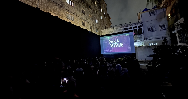 Proyección de 'Para vivir' en la Embajada de Noruega en La Habana, después de que el documental quedara fuera del Festival de Cine Latinoamericano. FABIEN PISANI Proyección de 'Para vivir' en la Embajada de Noruega en La Habana, después de que el documental quedara fuera del Festival de Cine Latinoamericano. FABIEN PISANI