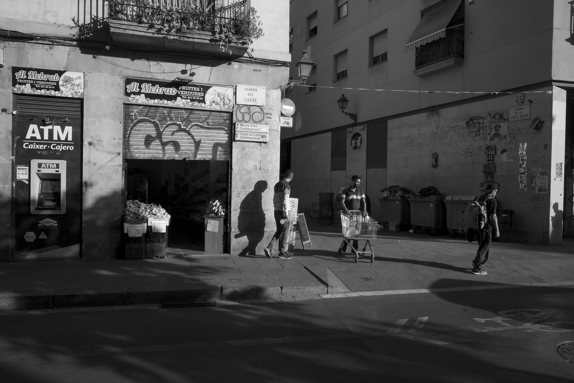 La calle del Carme, en el Raval, uno de los barrios que recorren las páginas de 'La sombra del viento'. JESÚS VISAUTA La calle del Carme, en el Raval, uno de los barrios que recorren las páginas de 'La sombra del viento'. JESÚS VISAUTA