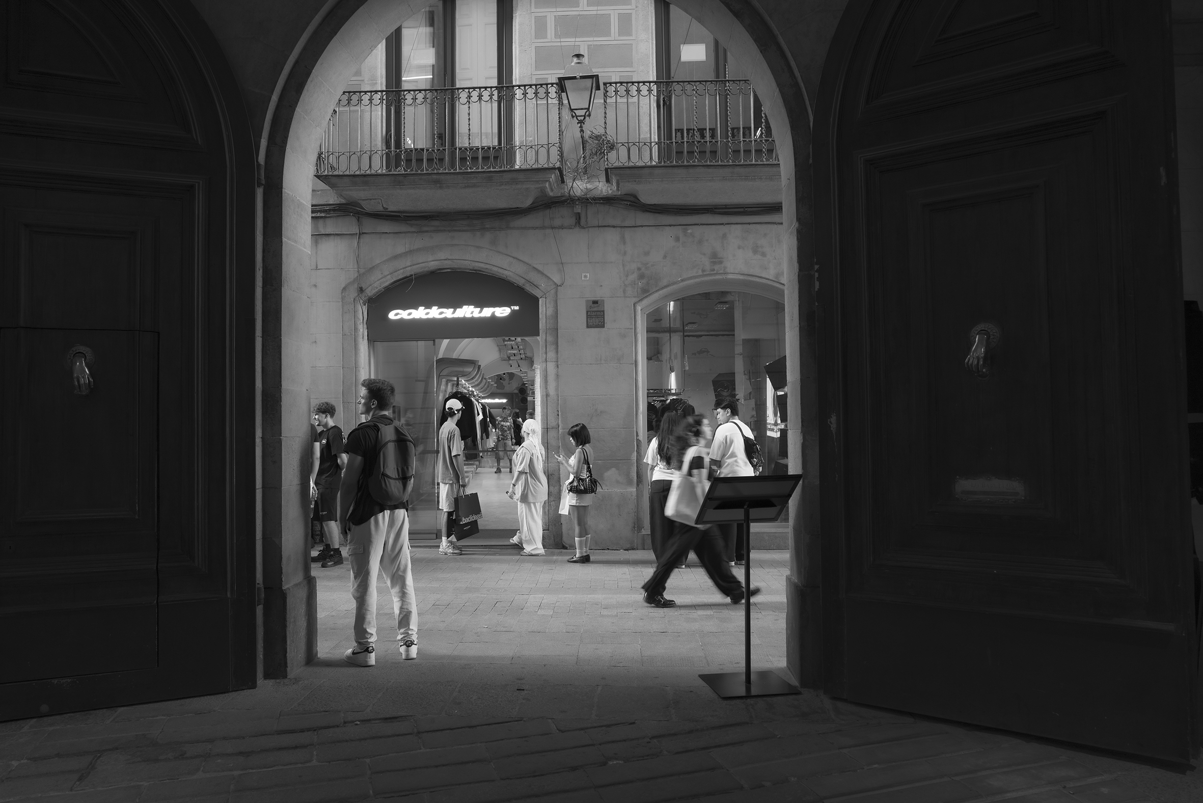 El Ateneu Barcelonès es uno de los escenarios reales que aparecen en la novela. JESÚS VISAUTA El Ateneu Barcelonès es uno de los escenarios reales que aparecen en la novela. JESÚS VISAUTA