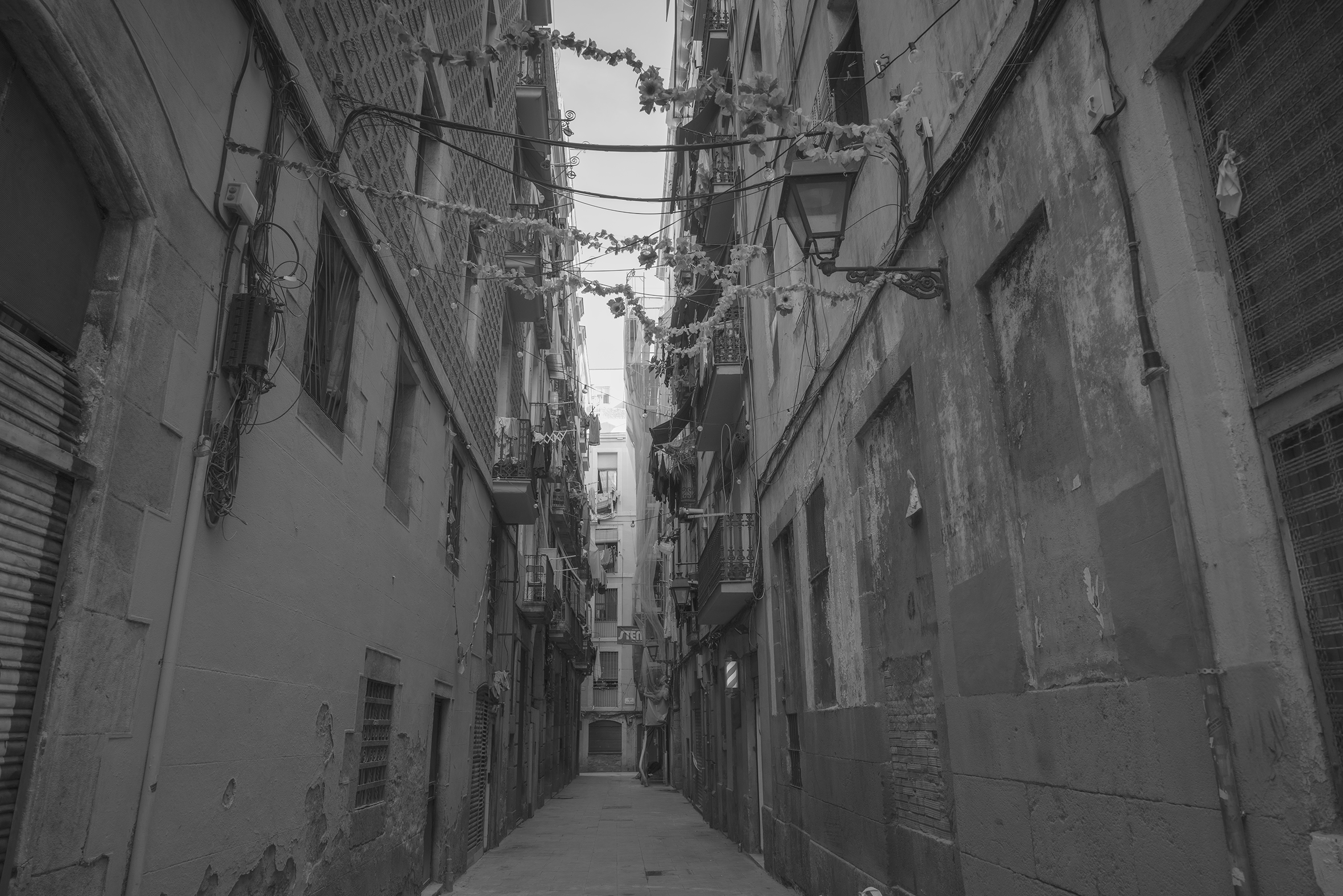 Las calles estrechas del Raval aún conservan la atmósfera de la Barcelona que fascinó a Zafón. JESÚS VISAUTA Las calles estrechas del Raval aún conservan la atmósfera de la Barcelona que fascinó a Zafón. JESÚS VISAUTA