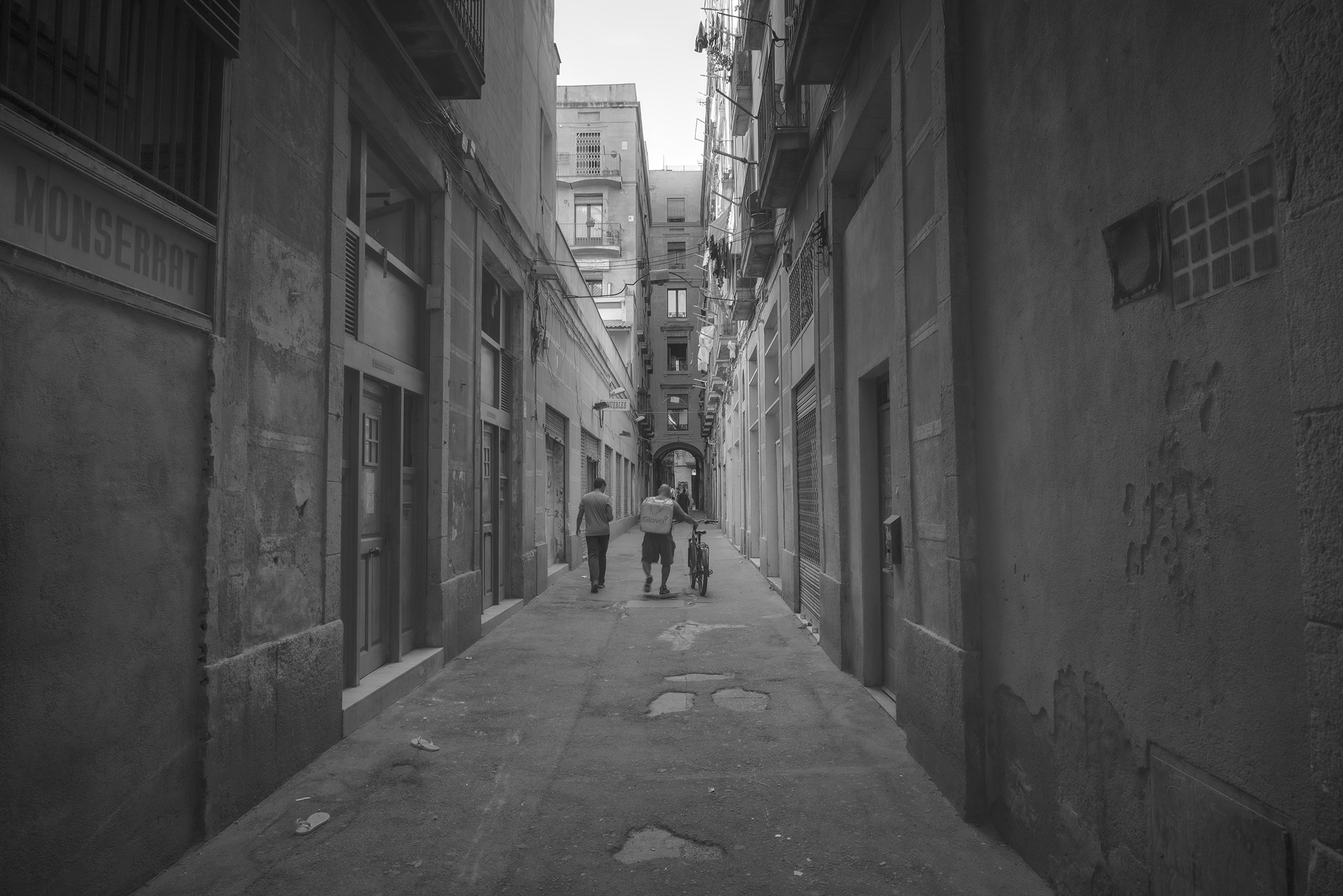 Las calles del Raval inspiraron algunos de los escenarios con los que Carlos Ruiz Zafón construyó el universo literario de 'La sombra del viento'. JESÚS VISAUTA