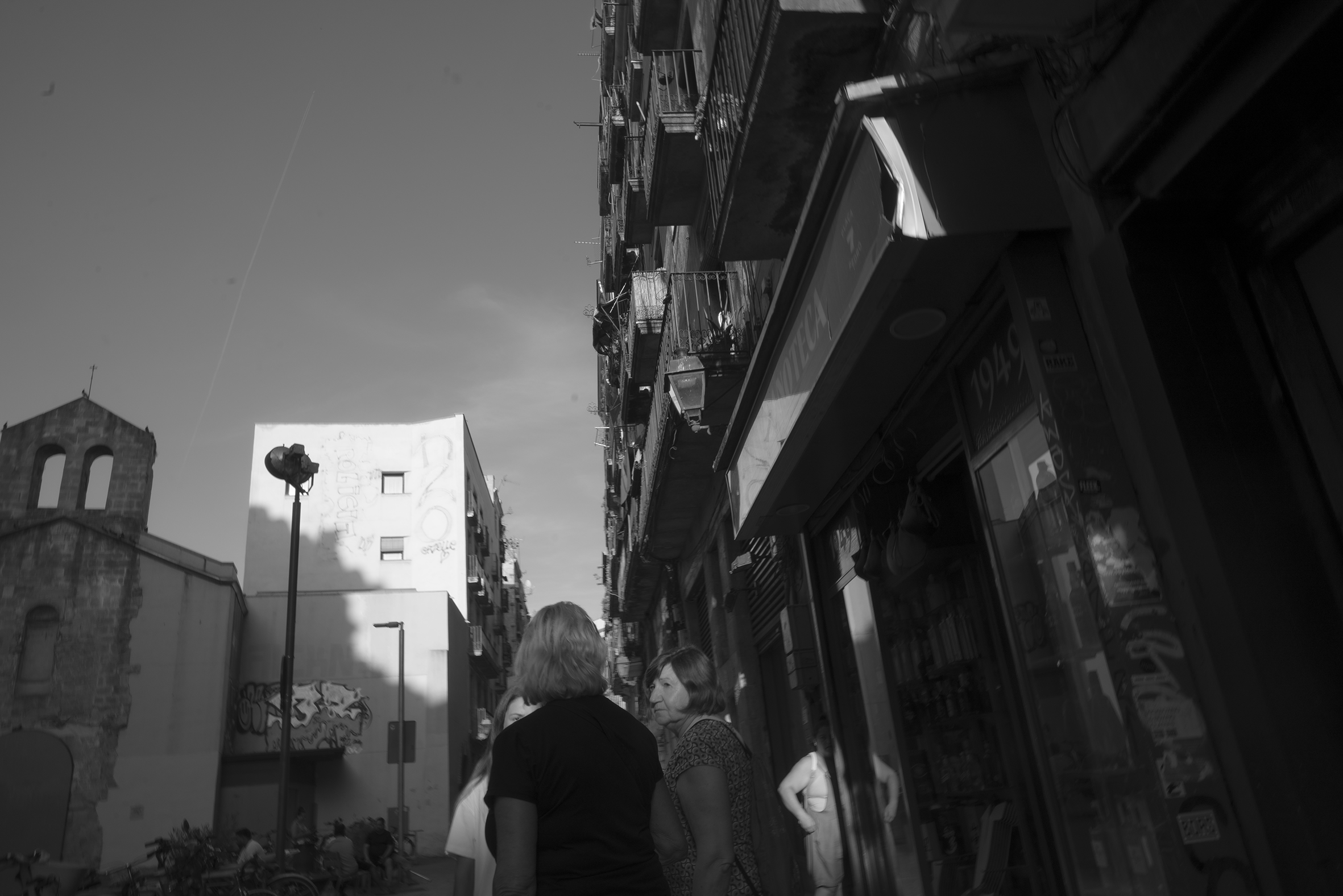 La plaza del Pedró, en el Raval, una de las estampas de la Barcelona que Zafón evocó desde la distancia. JESÚS VISAUTA La plaza del Pedró, en el Raval, una de las estampas de la Barcelona que Zafón evocó desde la distancia. JESÚS VISAUTA