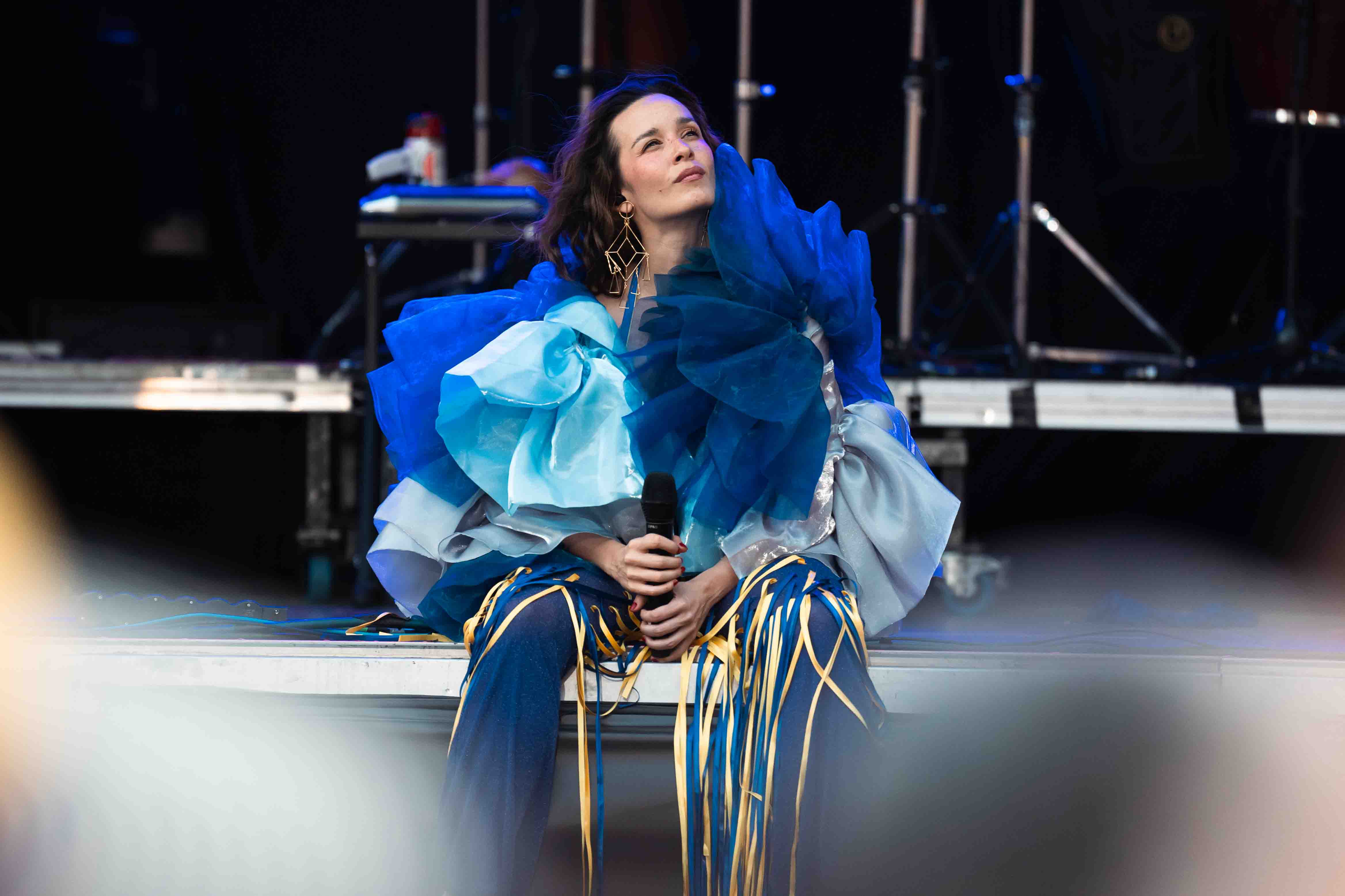 Catalina García, vocalista de Monsieur Periné, durante el concierto de la banda colombiana.. PILAR VILLUENDAS