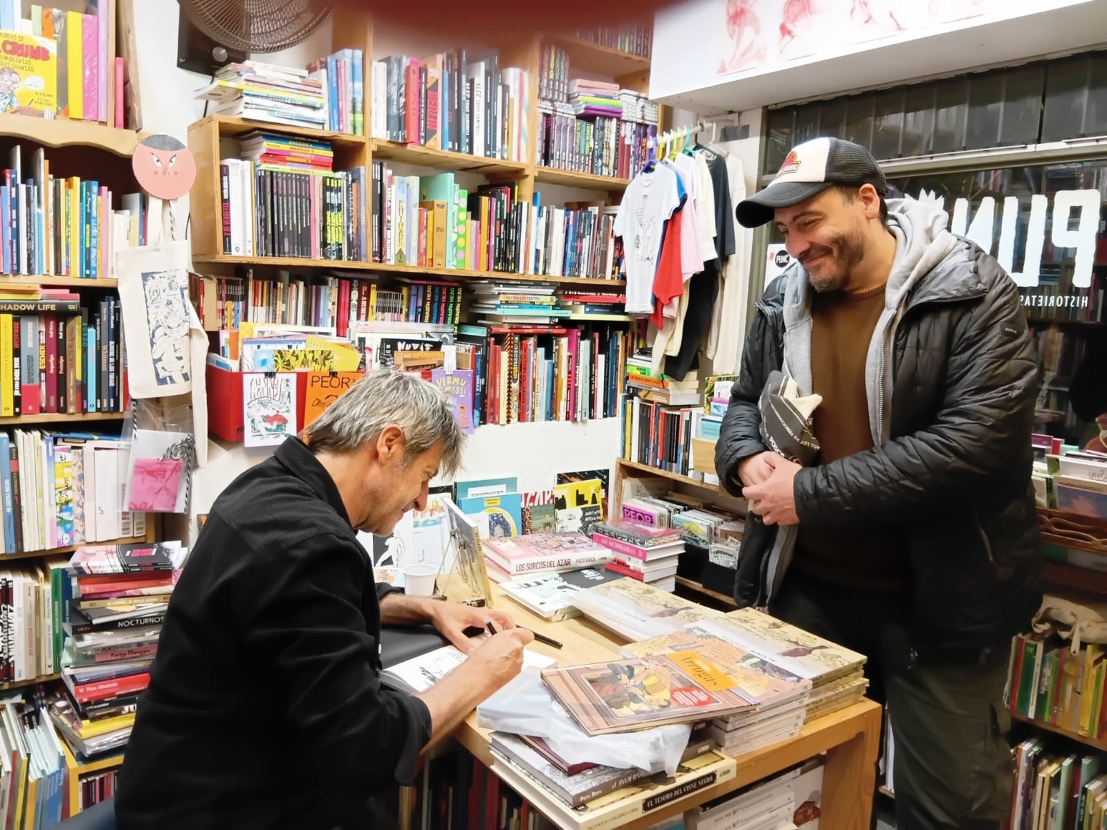 Paco Roca firma ejemplares de sus libros en la librería Punc de Buenos Aires. PUNC