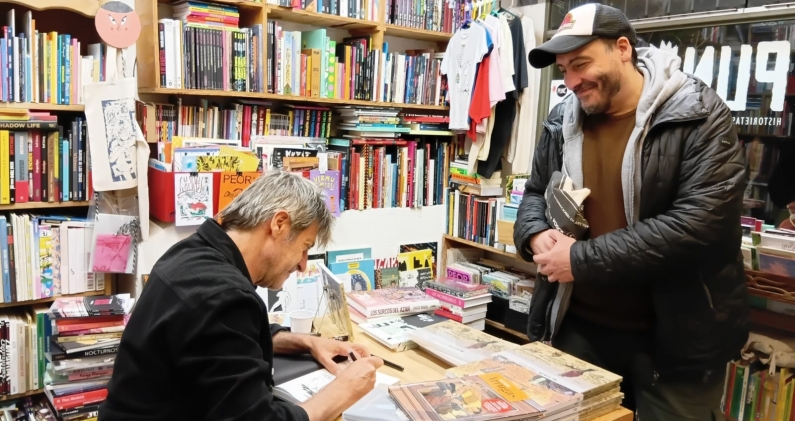 Paco Roca firma ejemplares de sus libros en la librería Punc de Buenos Aires. PUNC