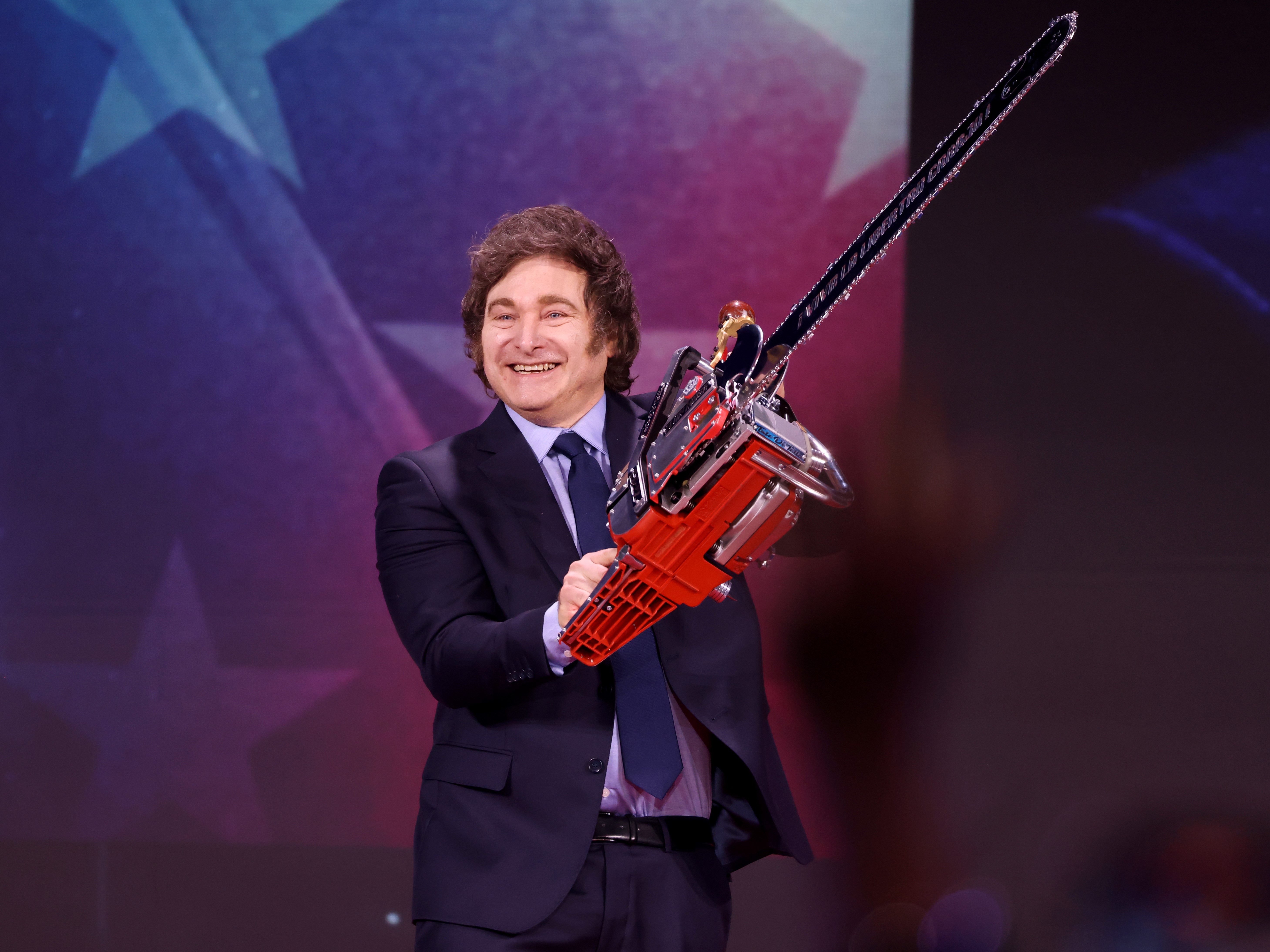 Javier Milei empuña una motosierra, uno de los símbolos que marcaron su irrupción política, durante un acto en 2025. GAGE SKIDMORE
