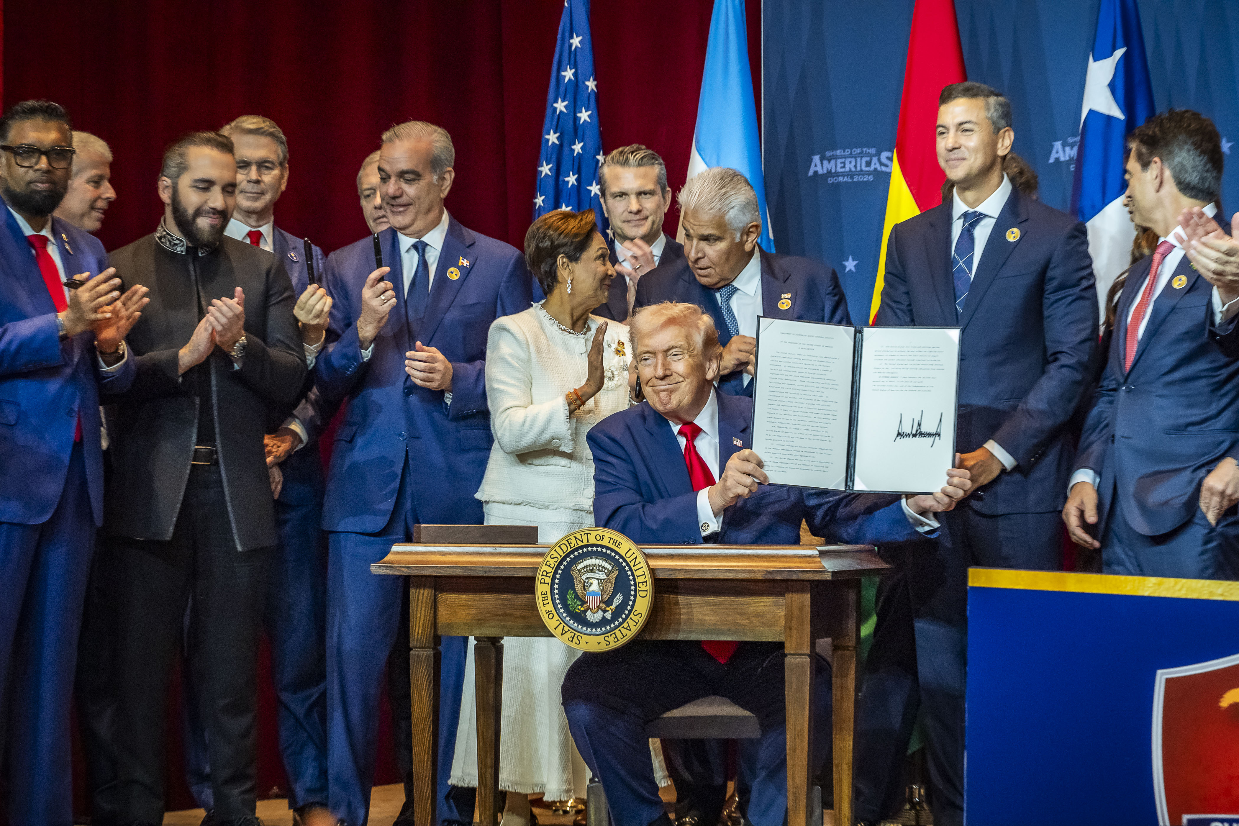 Donald Trump, rodeado de mandatarios latinoamericanos en la cumbre Shield of the Americas de 2026. PRESIDENCIA SV
