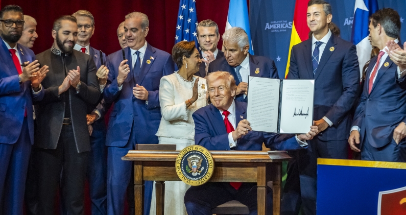 Donald Trump, rodeado de mandatarios latinoamericanos en la cumbre Shield of the Americas de 2026. PRESIDENCIA SV Donald Trump, rodeado de mandatarios latinoamericanos en la cumbre Shield of the Americas de 2026. PRESIDENCIA SV