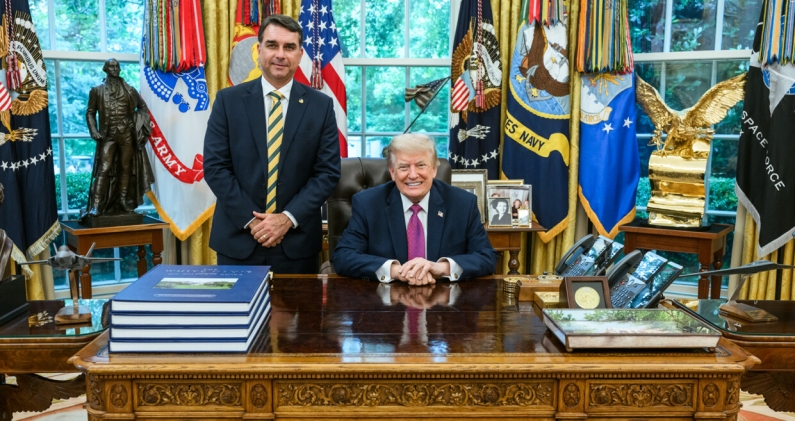 Donald Trump junto a Flávio Bolsonaro, candidato a las elecciones presidenciales de Brasil. CASA BLANCA Donald Trump junto a Flávio Bolsonaro, candidato a las elecciones presidenciales de Brasil. CASA BLANCA