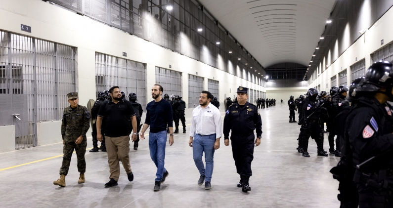 Nayib Bukele recorre el Centro de Confinamiento del Terrorismo (CECOT), en El Salvador. CASA PRESIDENCIAL Nayib Bukele recorre el Centro de Confinamiento del Terrorismo (CECOT), en El Salvador. CASA PRESIDENCIAL