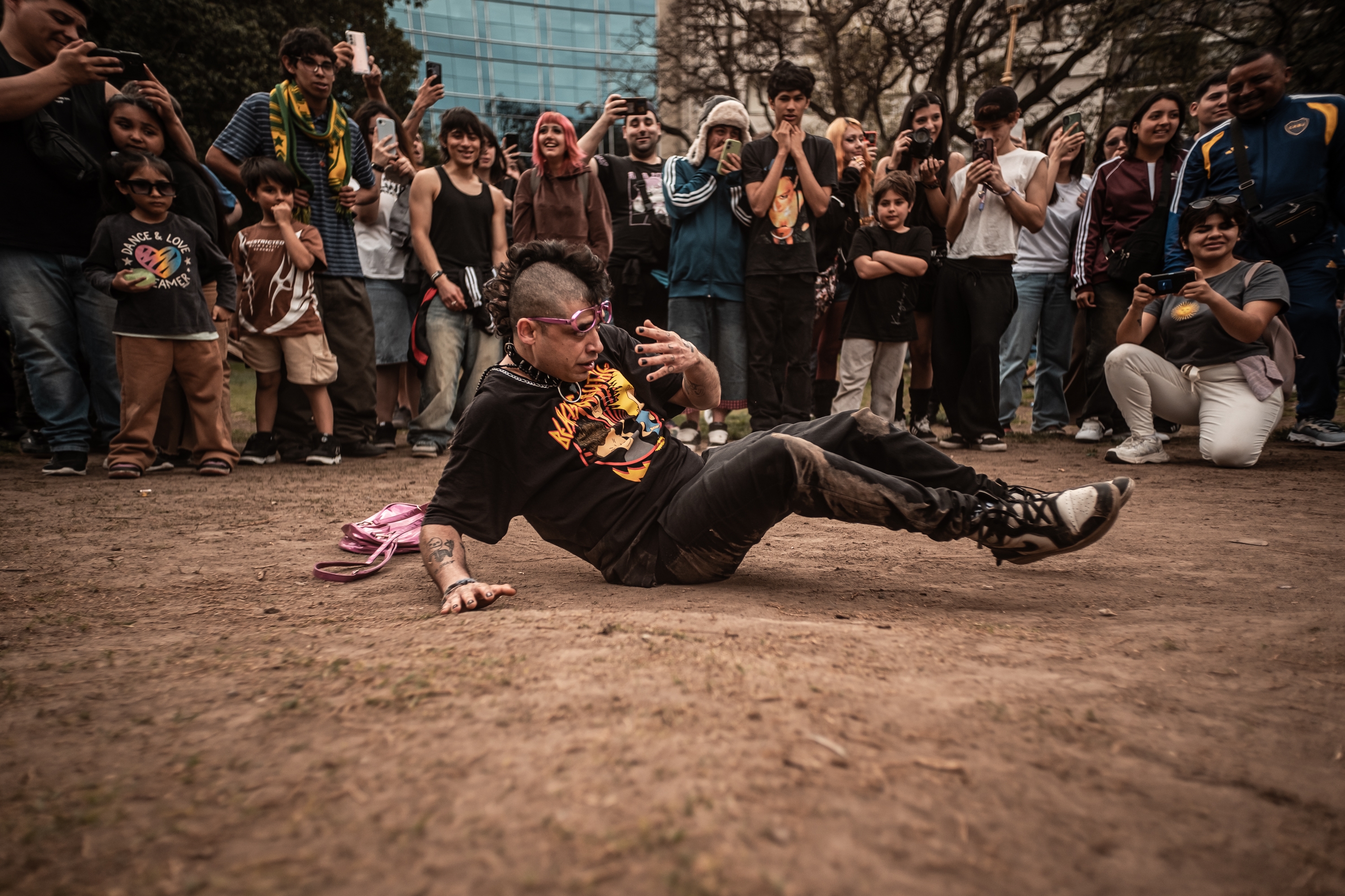 Un participante durante una de las batallas de farmear aura que se celebran cada sábado en las Barrancas de Belgrano, junto al Barrio Chino de Buenos Aires. DANIELLA FERNÁNDEZ