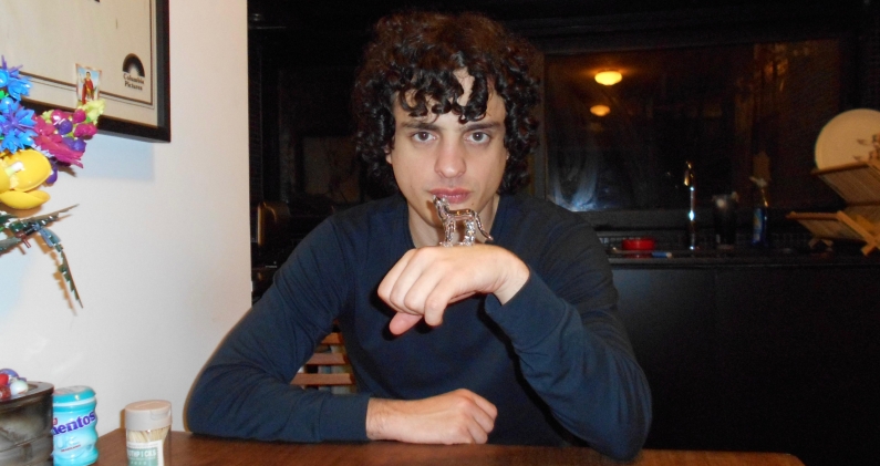 Lorenzo Ferro, actor y músico argentino, se estrena como director con 'El tren fluvial', codirigida junto a Lucas Vignale. CORTESÍA Lorenzo Ferro, actor y músico argentino, se estrena como director con 'El tren fluvial', codirigida junto a Lucas Vignale. CORTESÍA