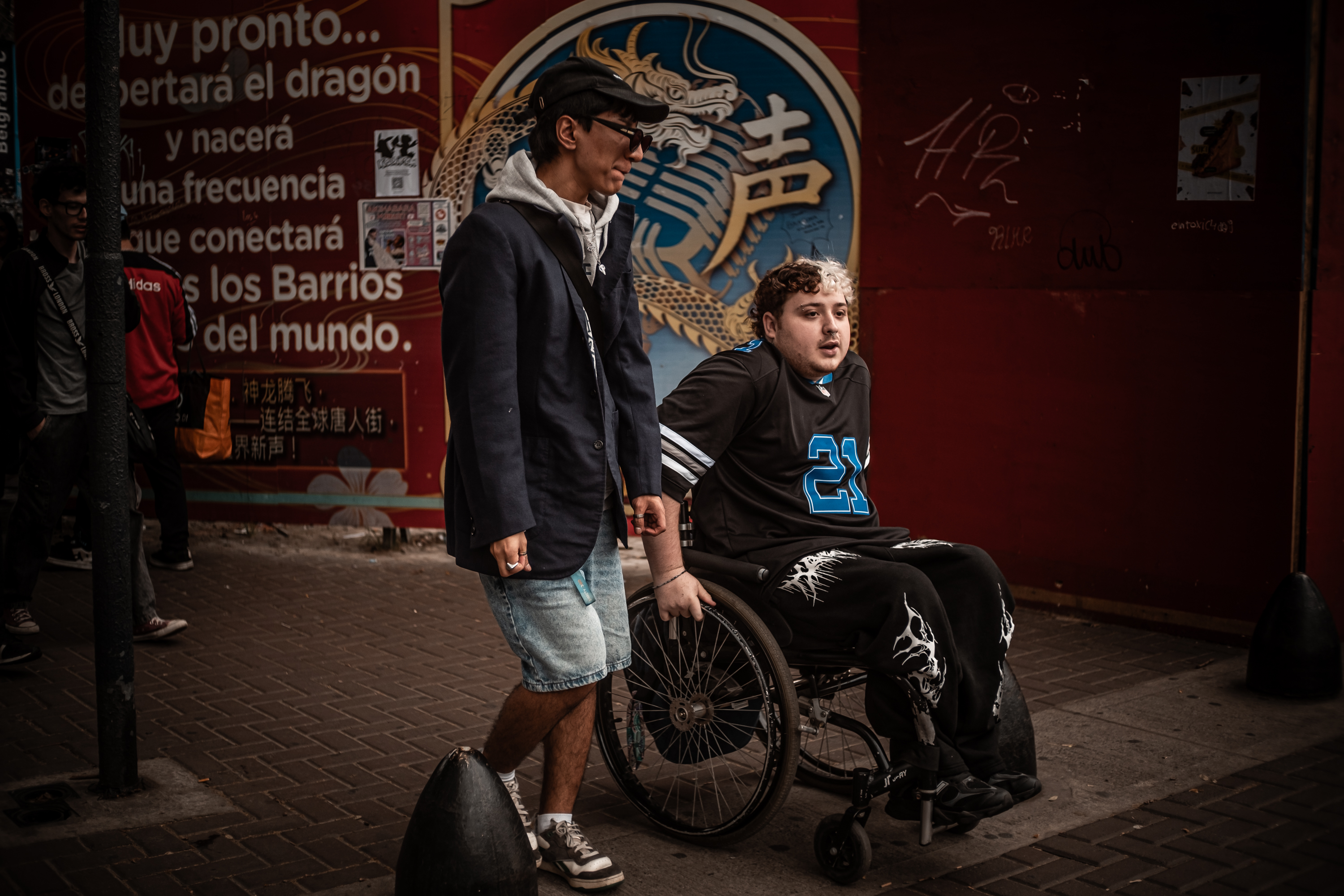 Colo Saenz es stand-up comedian y estudiante de Derecho. Su truco para ganar aura: las piruetas con su silla de ruedas. DF Colo Saenz es stand-up comedian y estudiante de Derecho. Su truco para ganar aura: las piruetas con su silla de ruedas. DF
