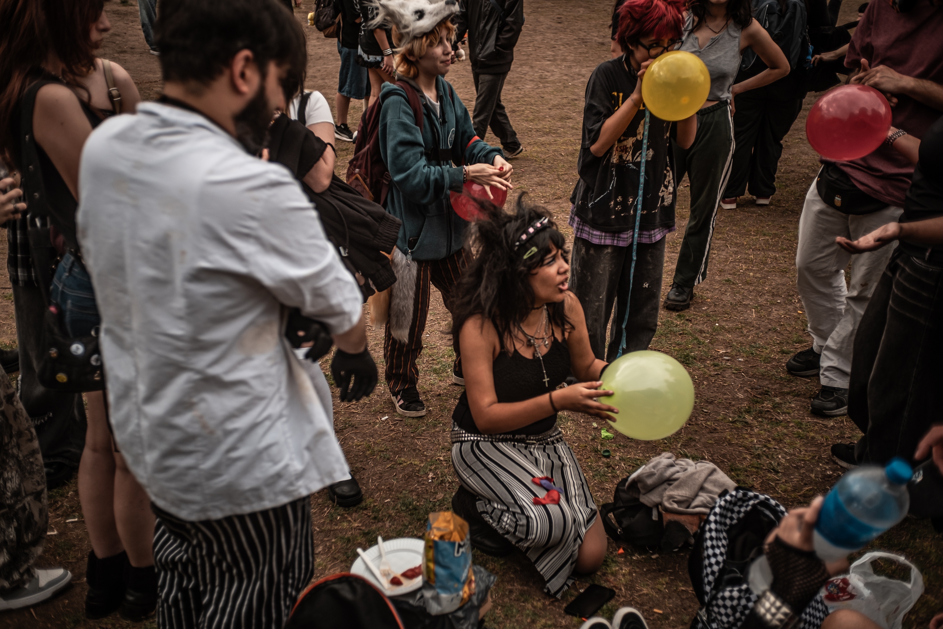 Jóvenes se preparan antes de las batallas en las Barrancas de Belgrano. Disfraces, personajes y todo tipo de puestas en escena forman parte del juego. DANIELLA FERNÁNDEZ Jóvenes se preparan antes de las batallas en las Barrancas de Belgrano. Disfraces, personajes y todo tipo de puestas en escena forman parte del juego. DANIELLA FERNÁNDEZ