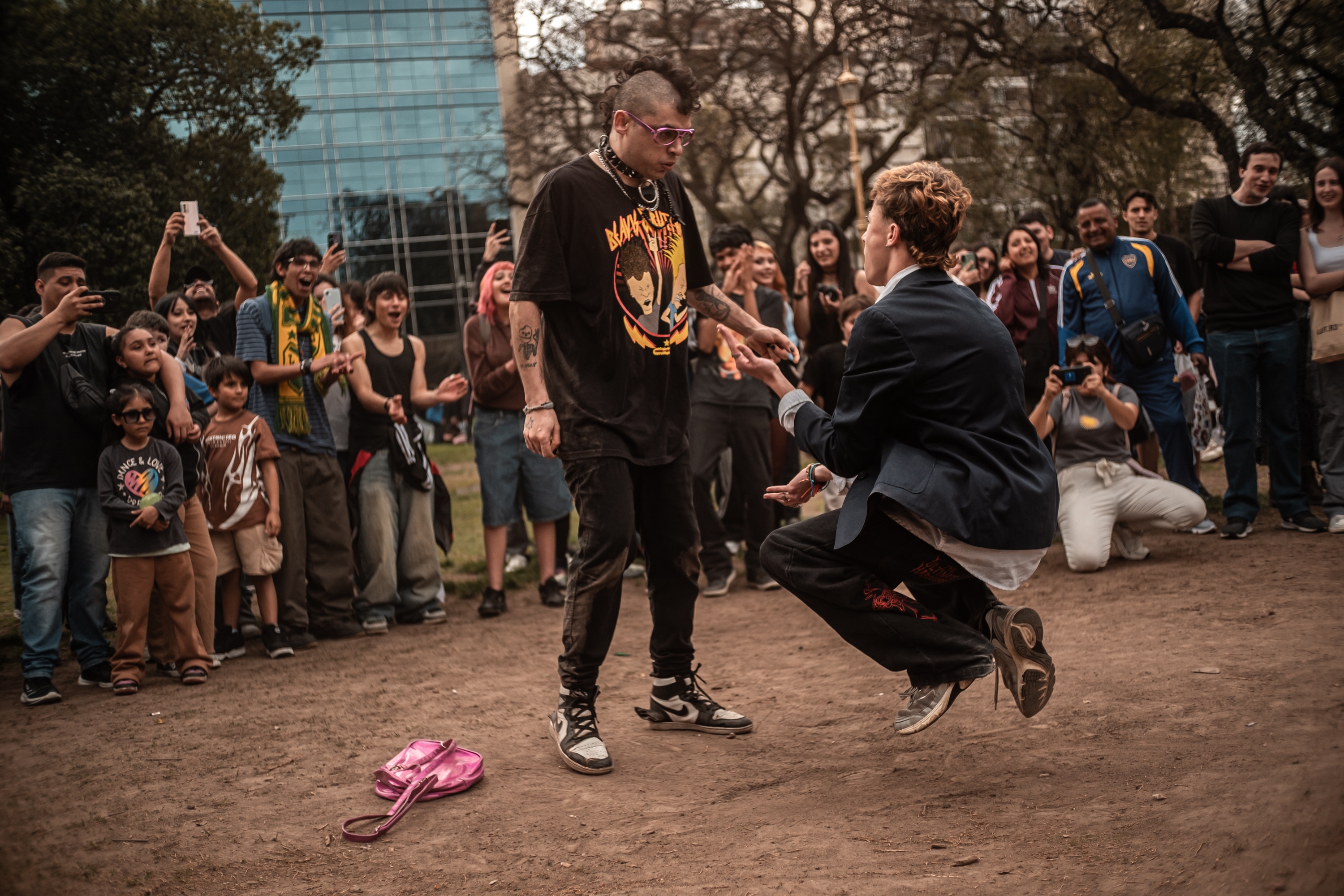 Dos participantes se enfrentan ante el público en una batalla de farmear aura en las Barrancas de Belgrano. DANIELLA FERNÁNDEZ Dos participantes se enfrentan ante el público en una batalla de farmear aura en las Barrancas de Belgrano. DANIELLA FERNÁNDEZ