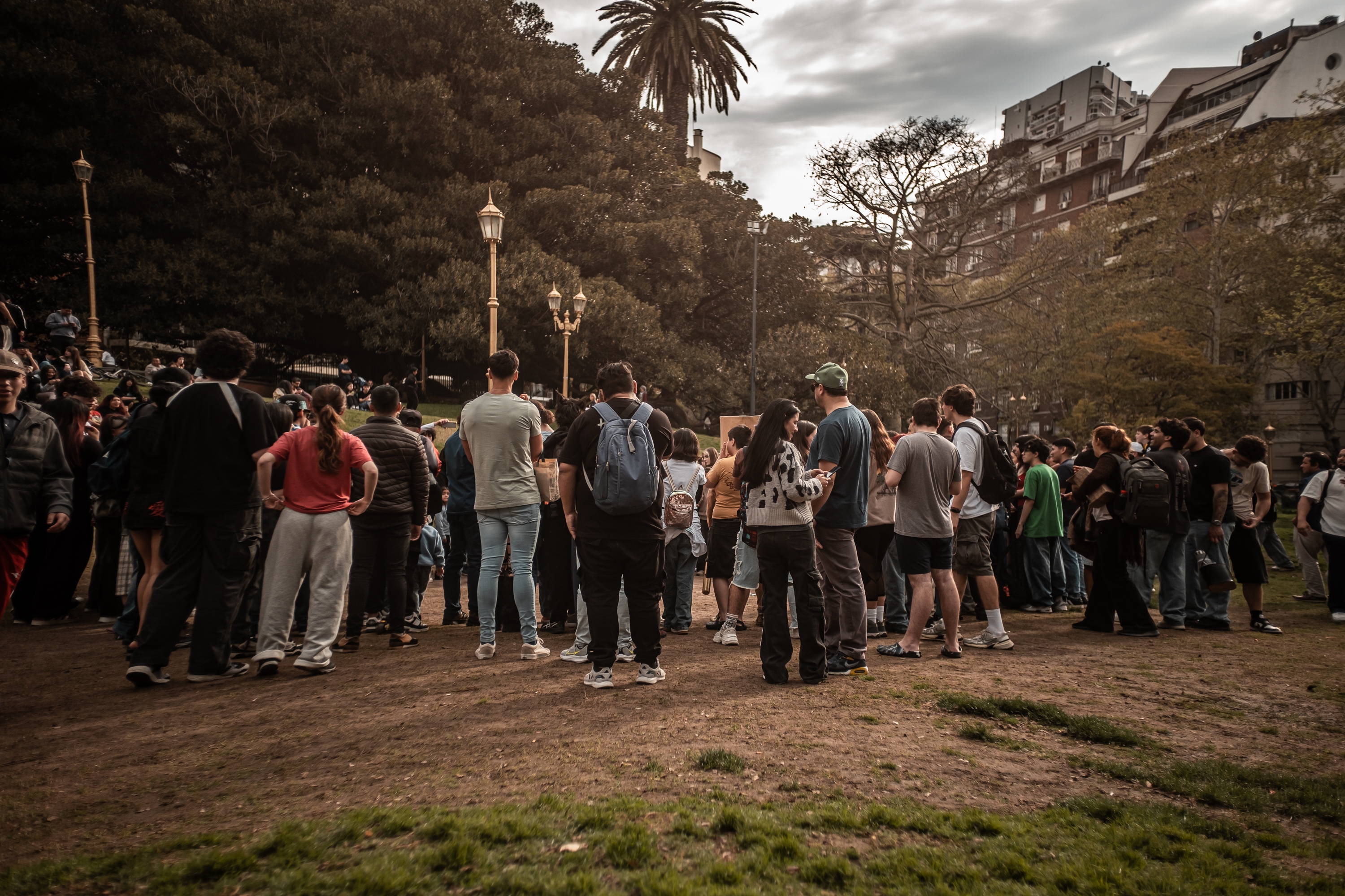 Las batallas de aura reúnen cada sábado a participantes y curiosos en las Barrancas de Belgrano, junto al Barrio Chino de Buenos Aires. DANIELLA FERNÁNDEZ Las batallas de aura reúnen cada sábado a participantes y curiosos en las Barrancas de Belgrano, junto al Barrio Chino de Buenos Aires. DANIELLA FERNÁNDEZ
